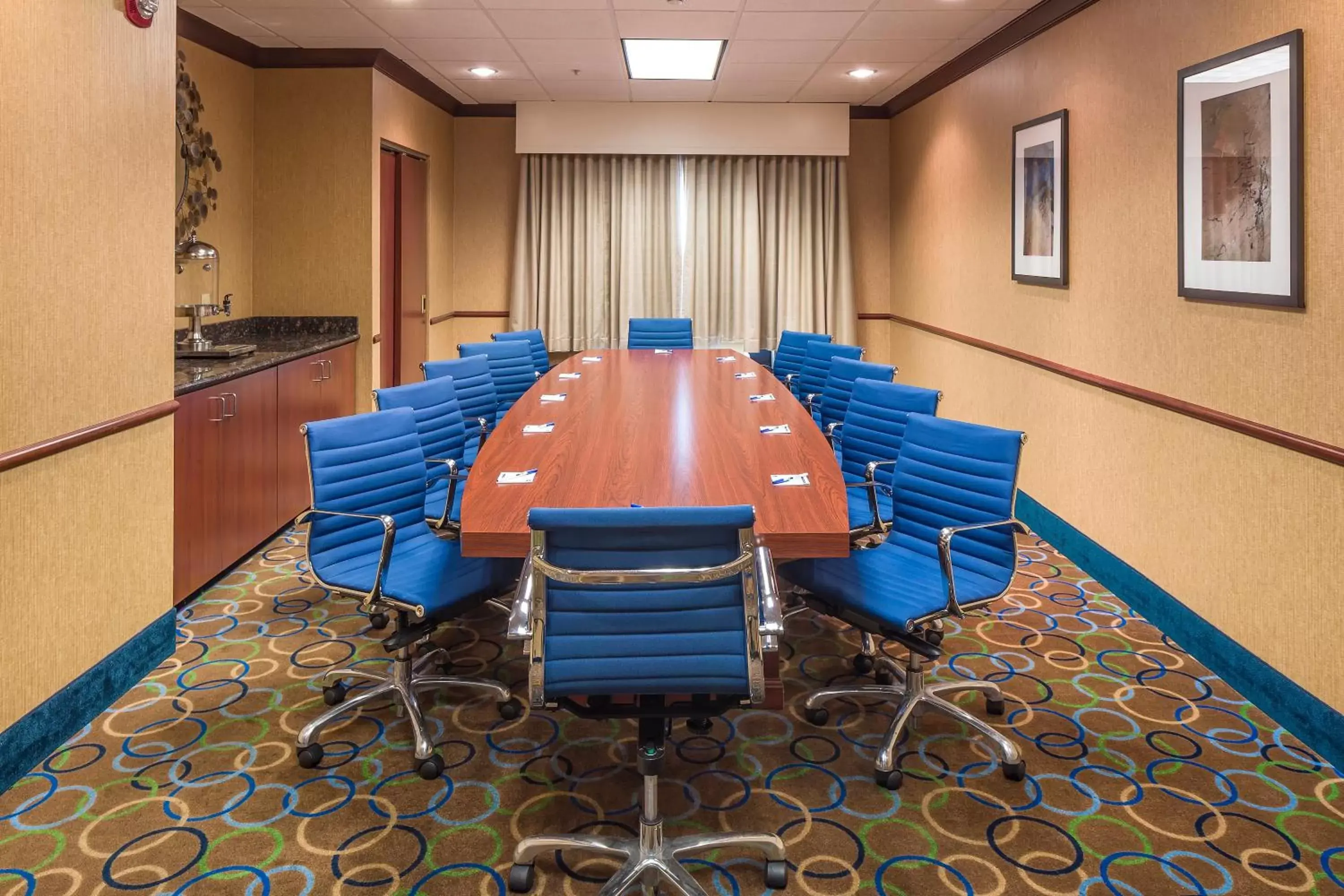 Meeting/conference room in Holiday Inn Express Hotel & Suites Manchester - Airport, an IHG Hotel