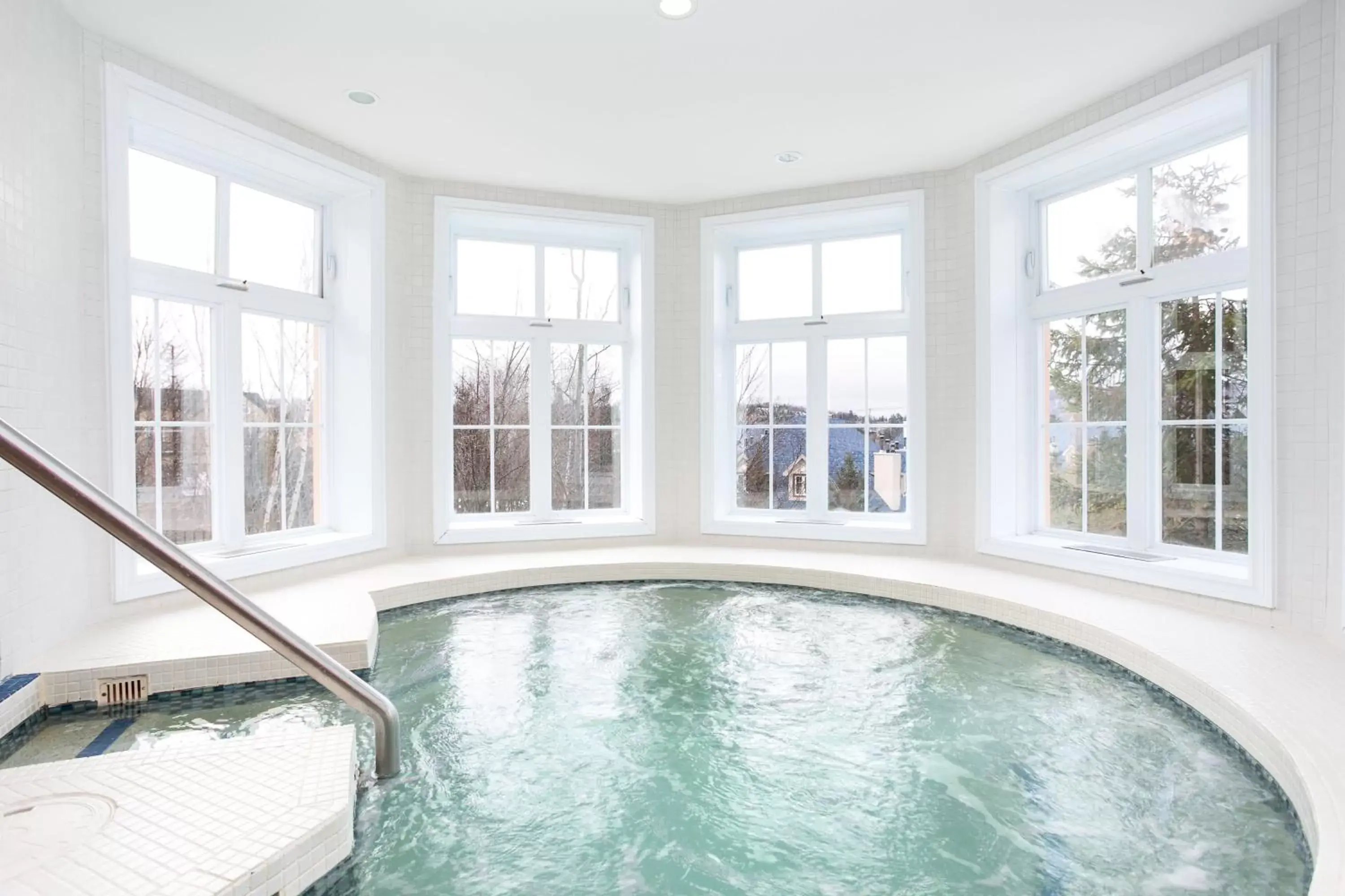 Hot Tub, Swimming Pool in Lodge de la Montagne