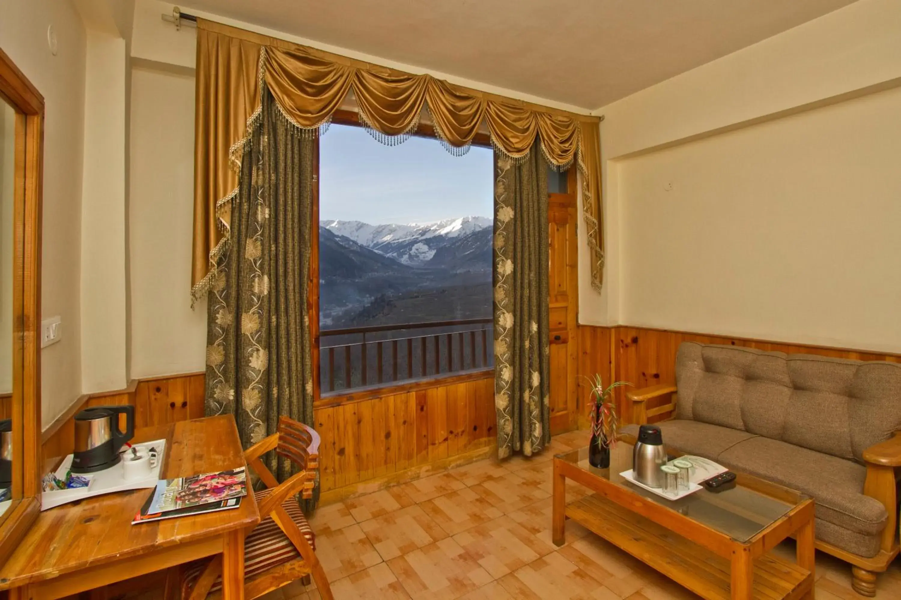 Living room in Sarthak Resorts-Reside in Nature with Best View, 9 kms from Mall Road Manali