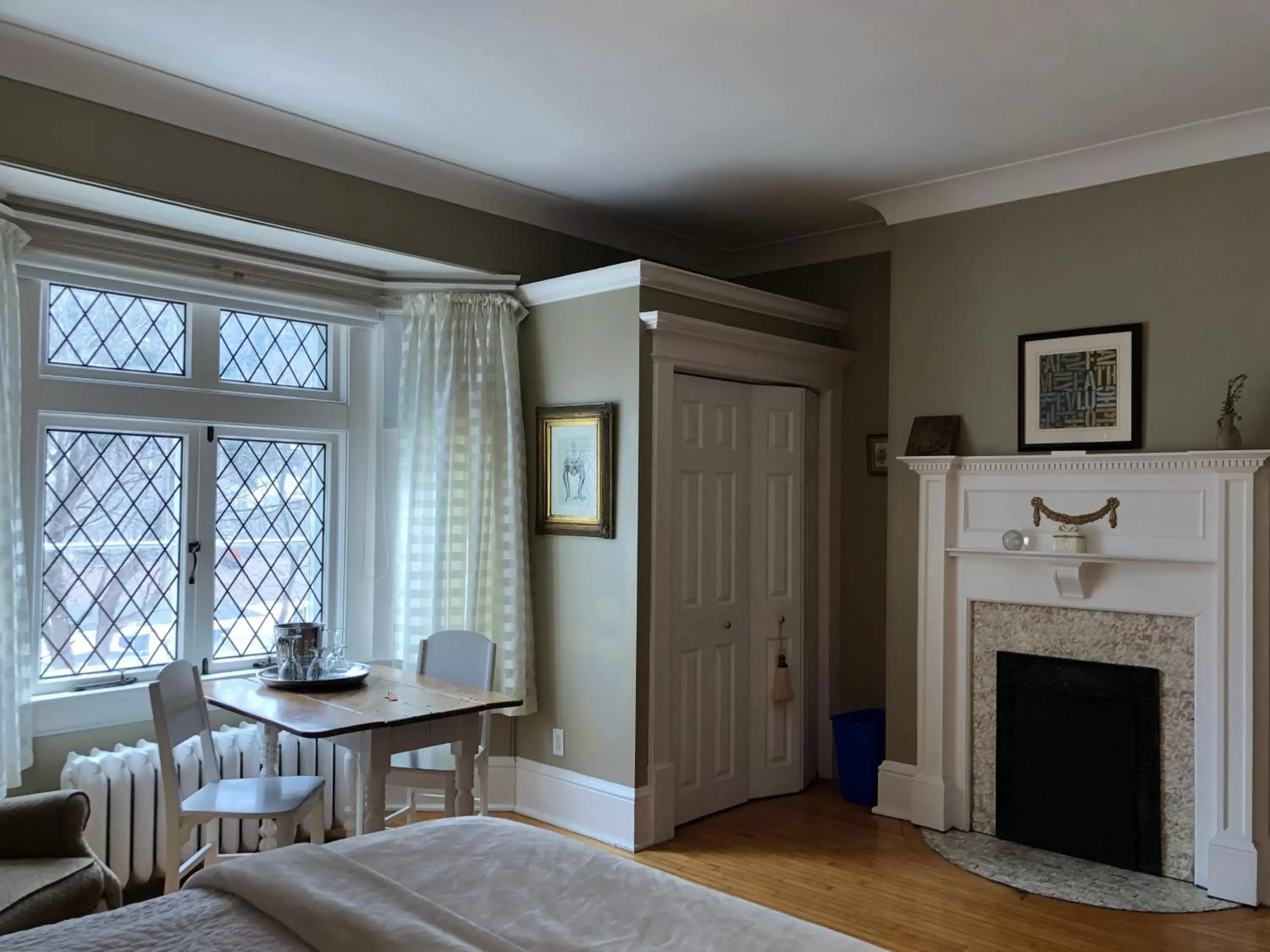 Bedroom, Dining Area in Leaside Manor