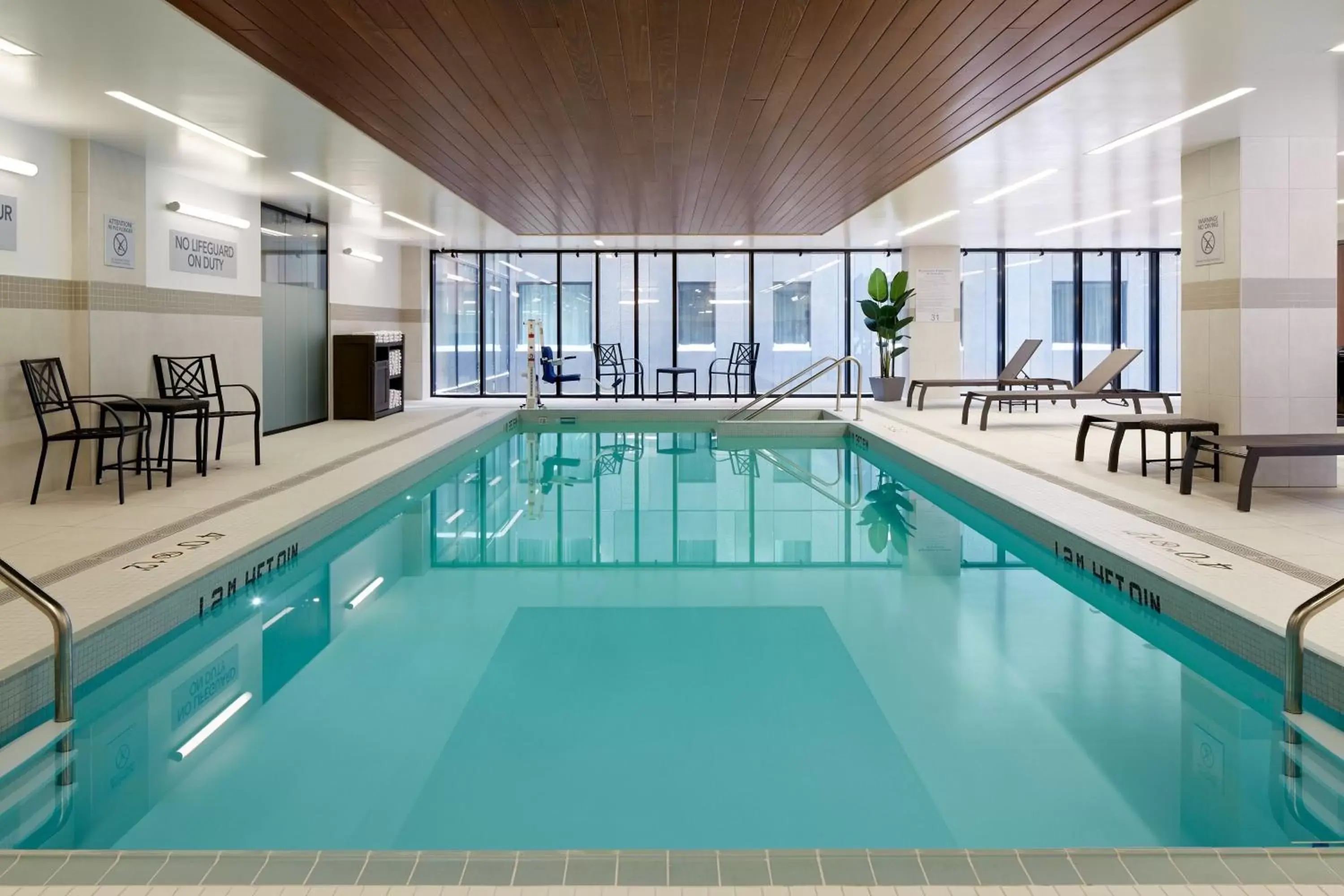 Swimming Pool in Courtyard by Marriott Montreal Midtown