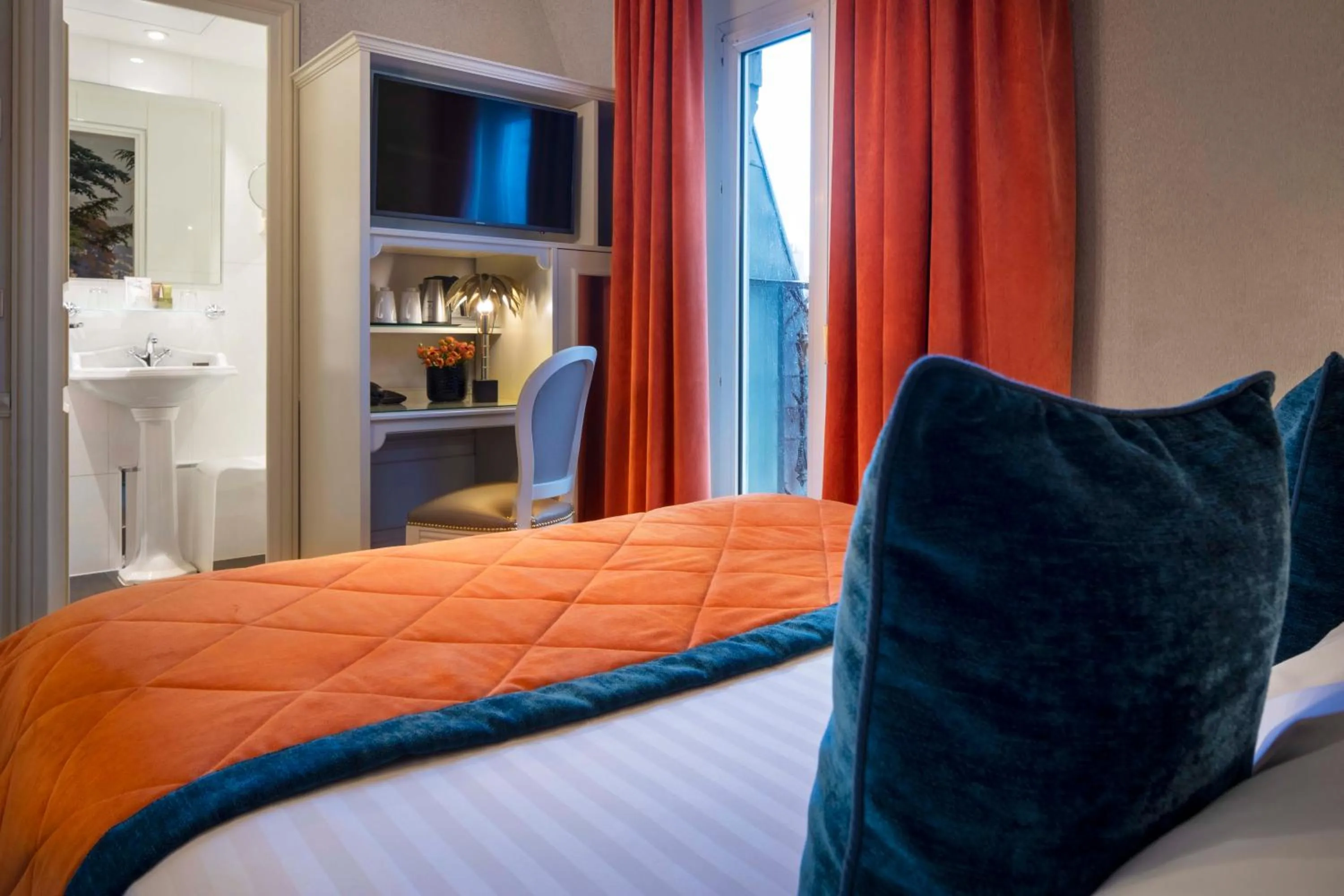 Bedroom, Bed in Hotel & Spa Saint-Jacques