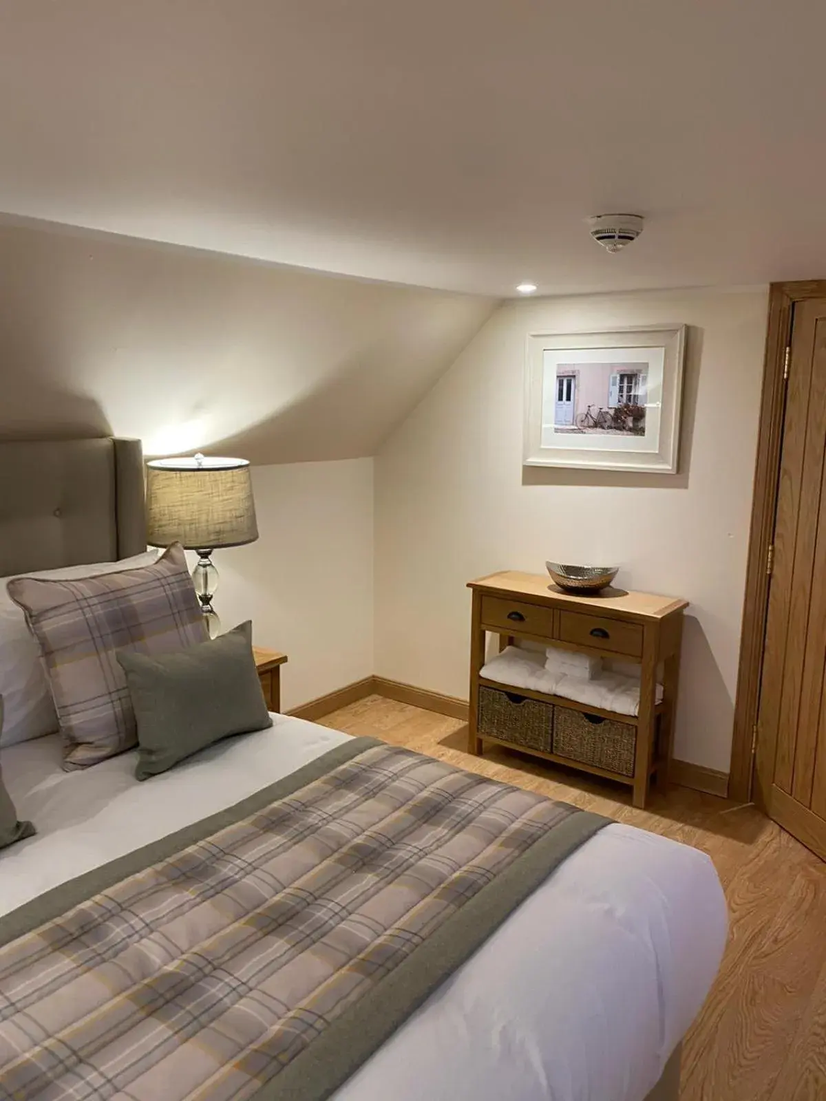 Bedroom, Bed in Waverley Inn Apartments