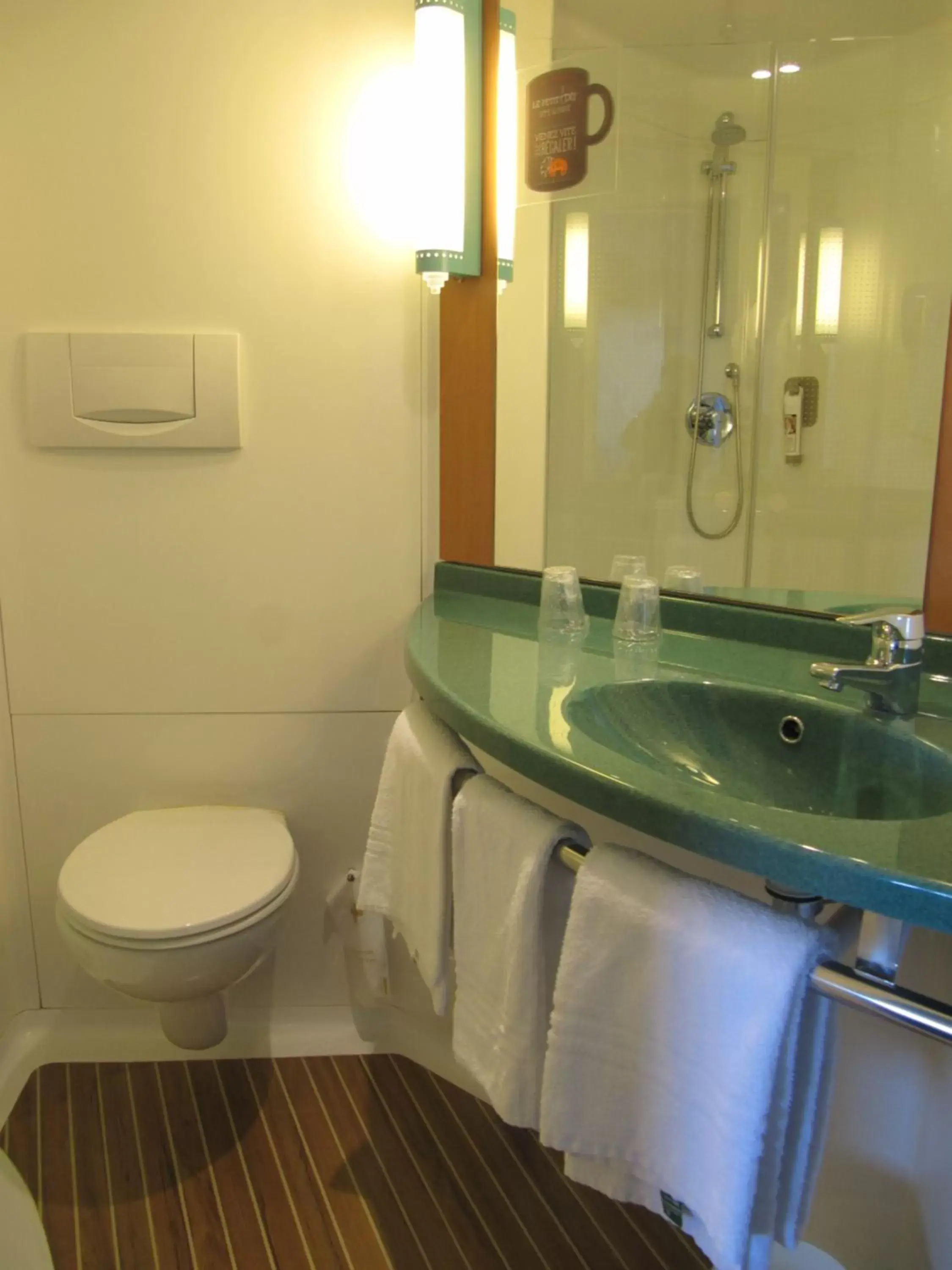 Bathroom in Hôtel ibis Pontivy