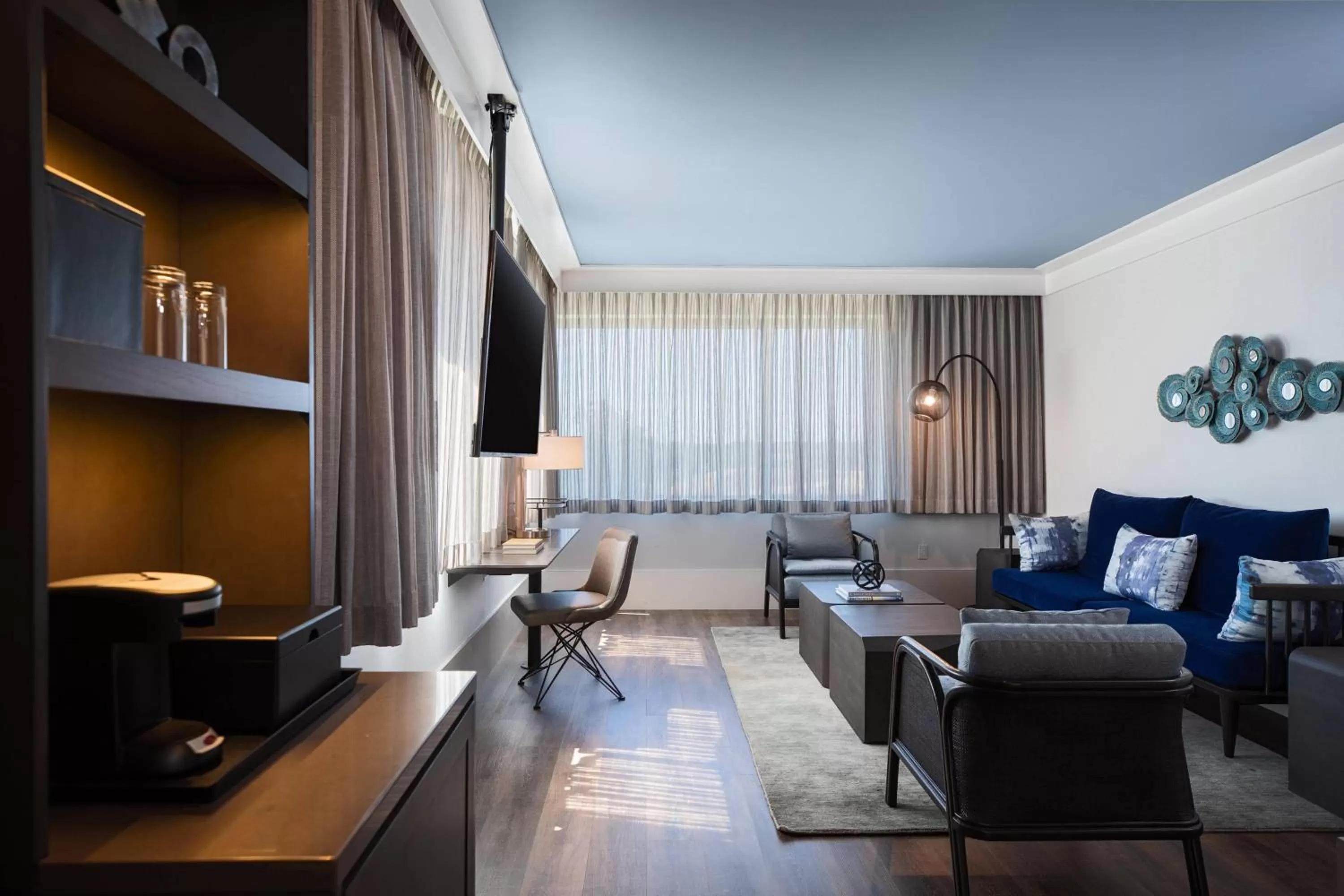 Living room in Renaissance Columbus Westerville-Polaris Hotel