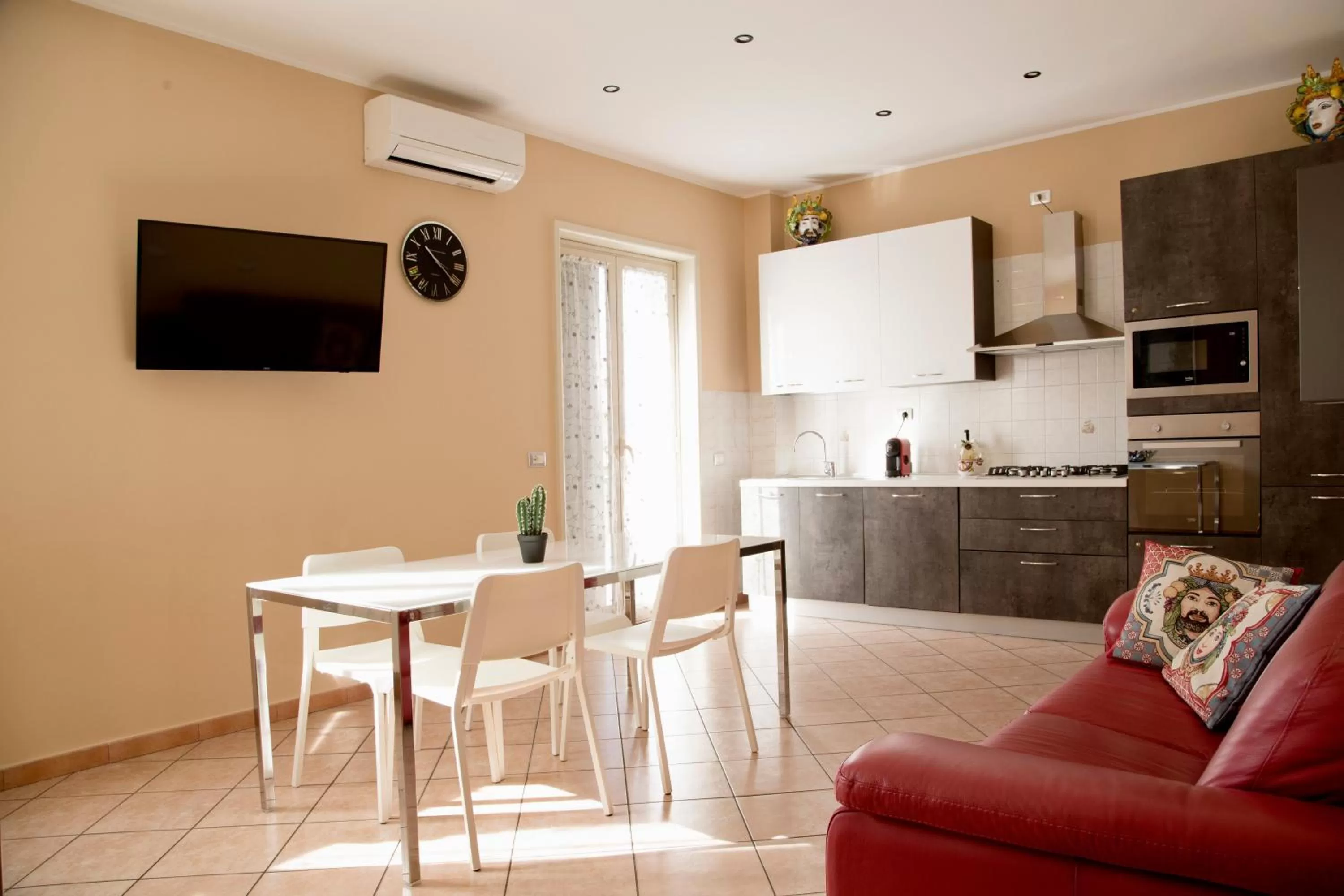 Communal lounge/ TV room in B&B Etna Europa