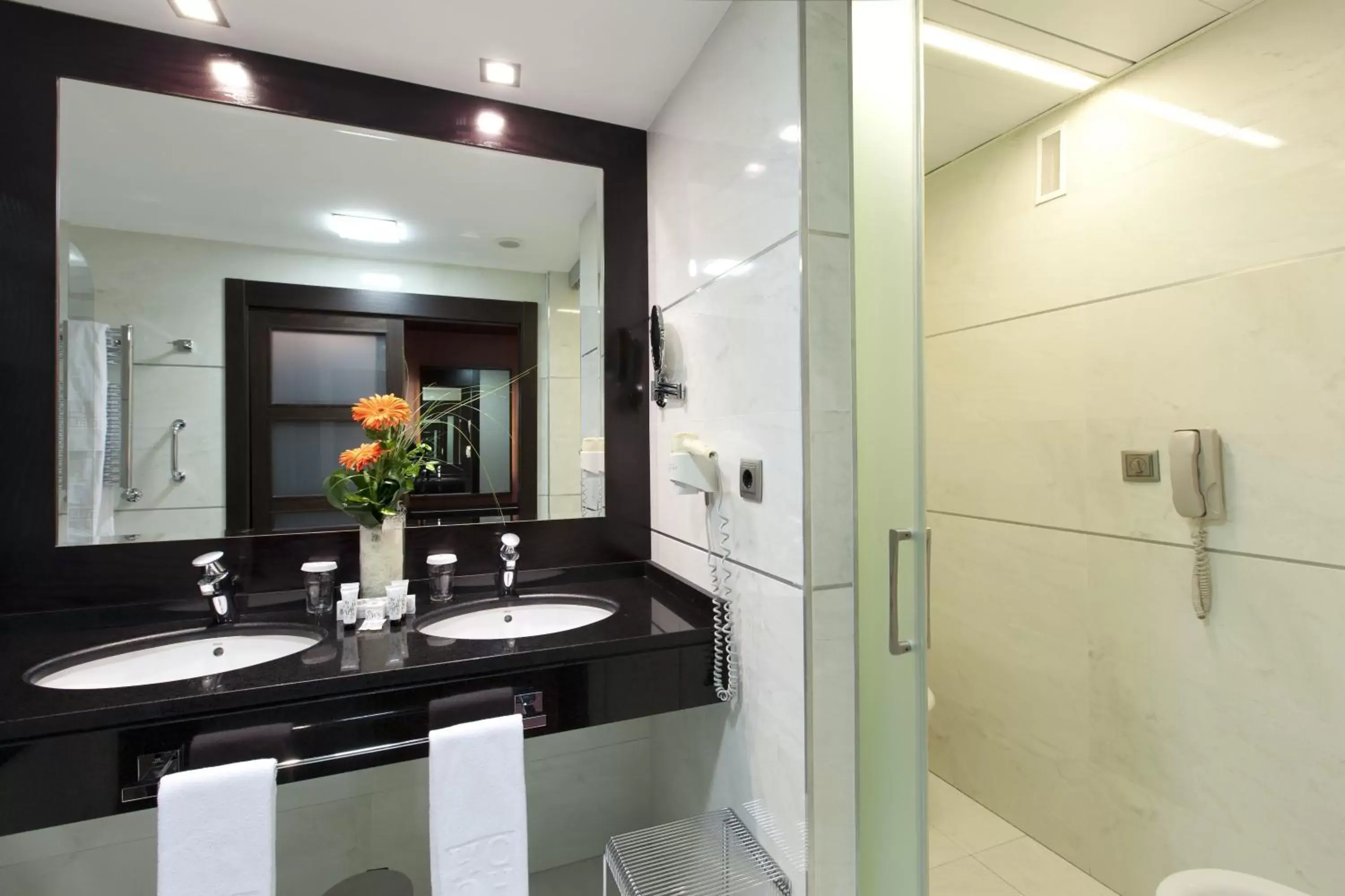 Bathroom in Hotel Cordoba Center