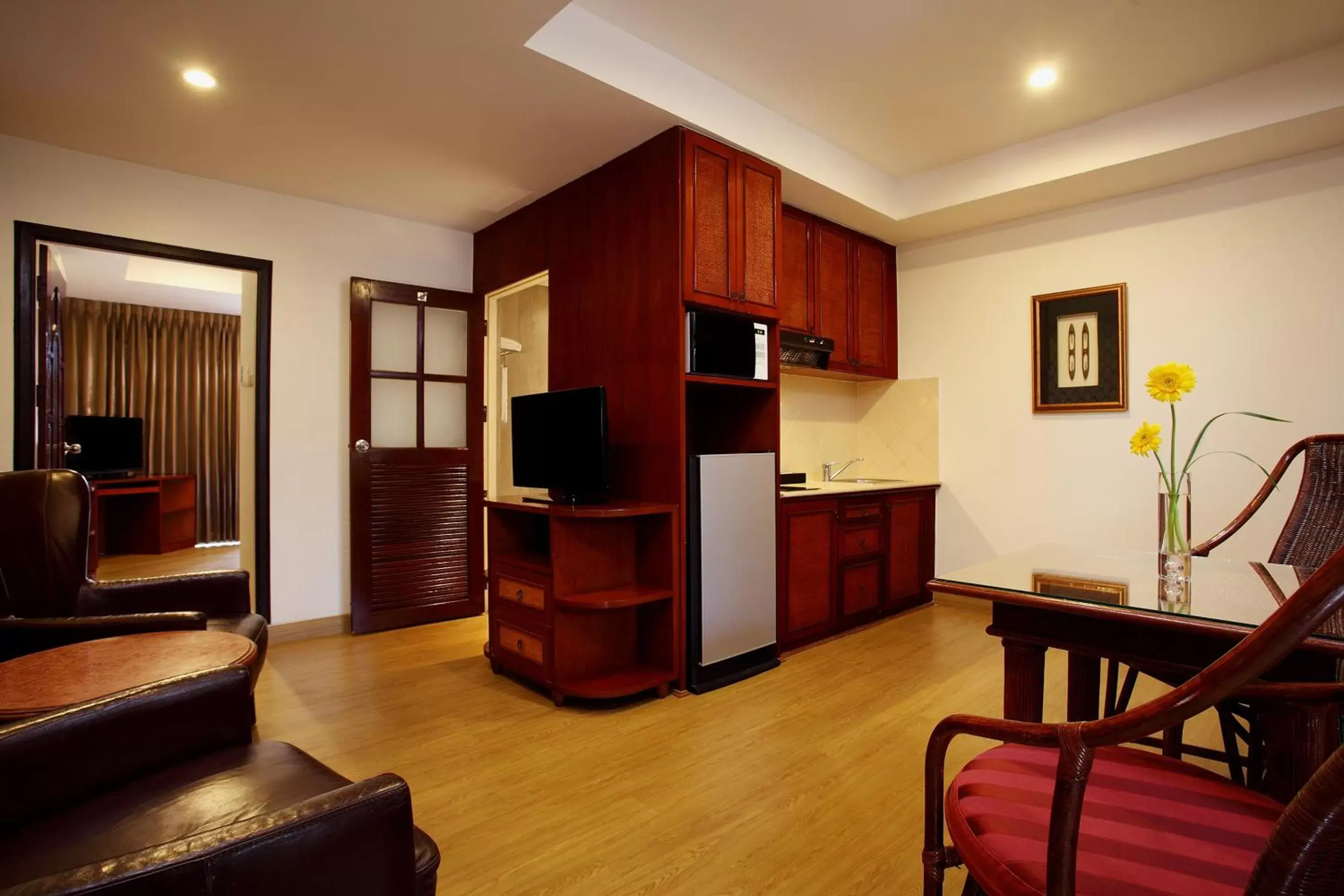 Kitchen or kitchenette, TV/Entertainment Center in Nova Park Hotel by Compass Hospitality