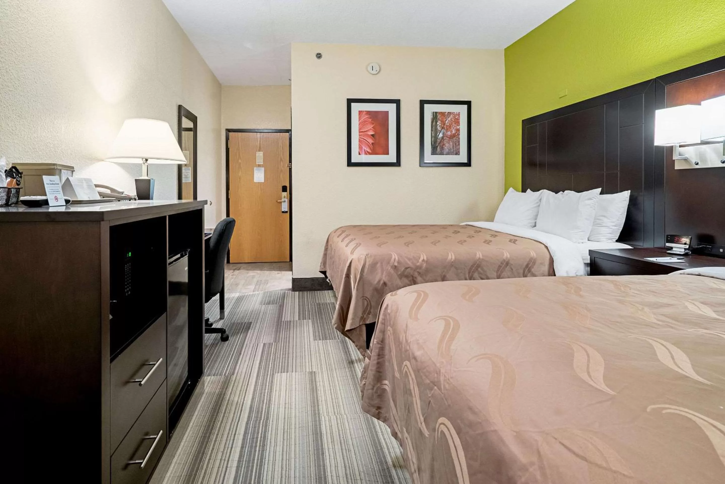 Photo of the whole room, Bed in Quality Inn & Suites Robbinsville