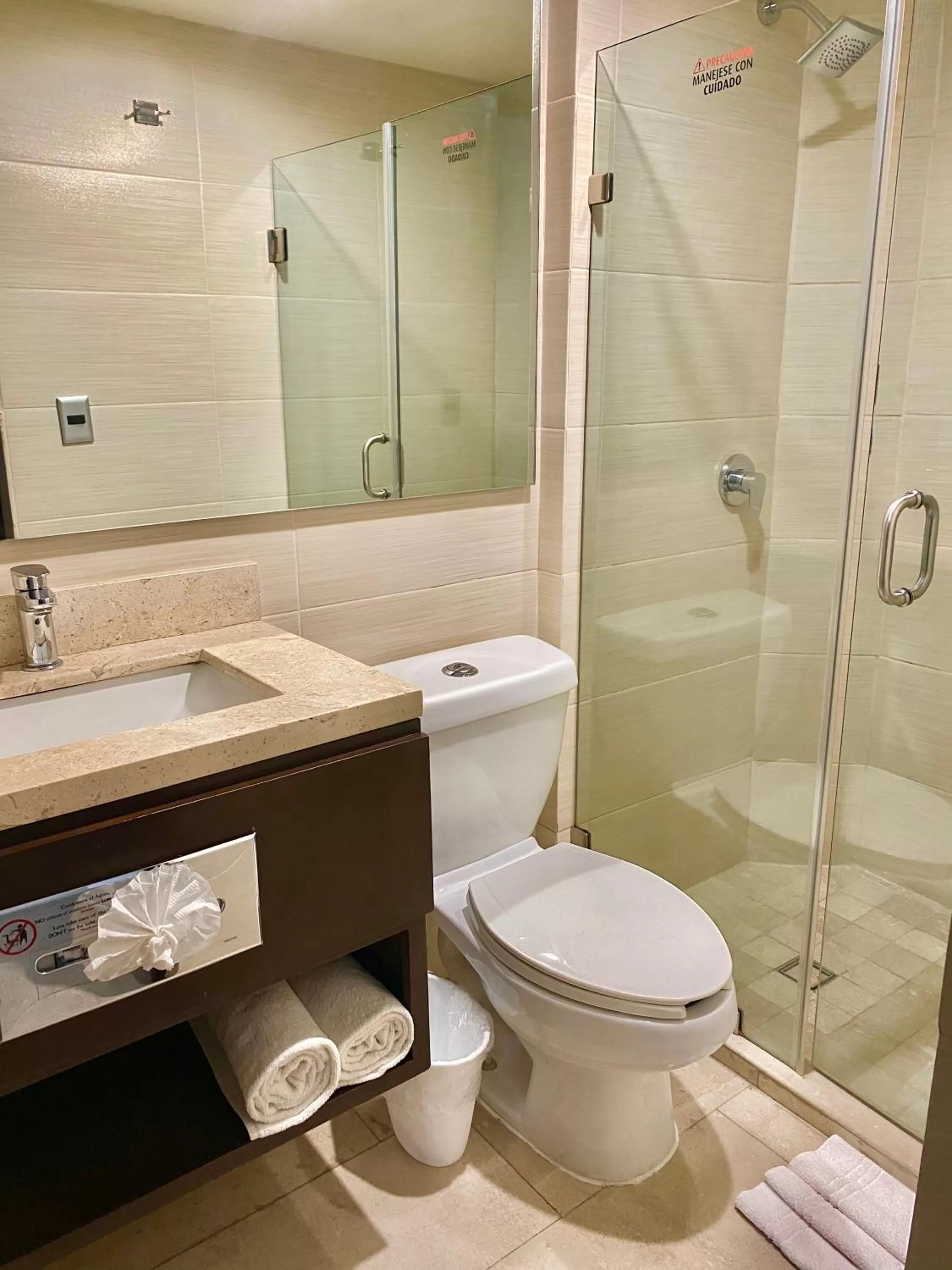 Shower in Seven Crown La Paz Malecon