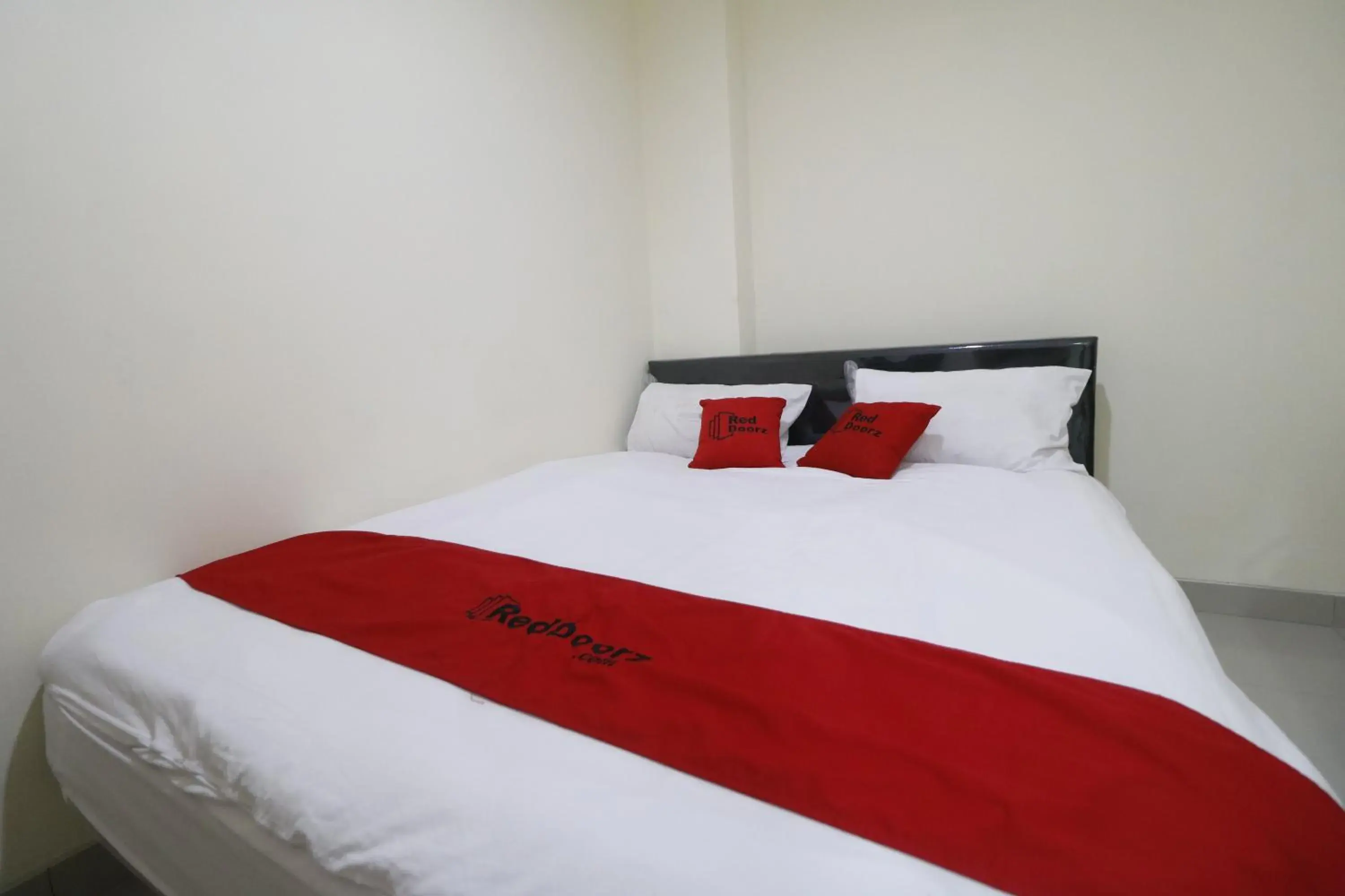 Bedroom, Bed in RedDoorz Plus near Mall Ciputra Jakarta