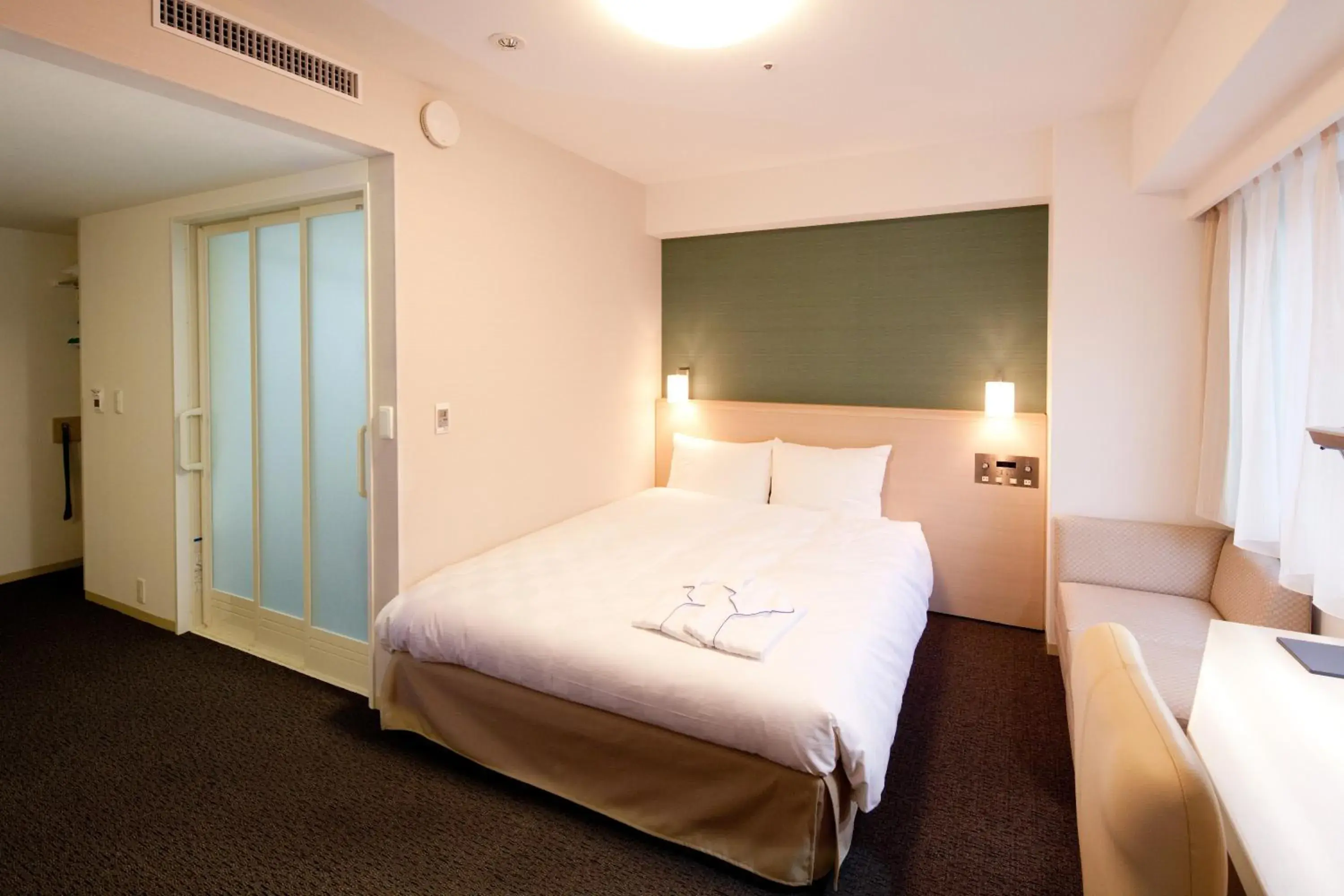 Bed in Daiwa Roynet Hotel Tokyo Akabane