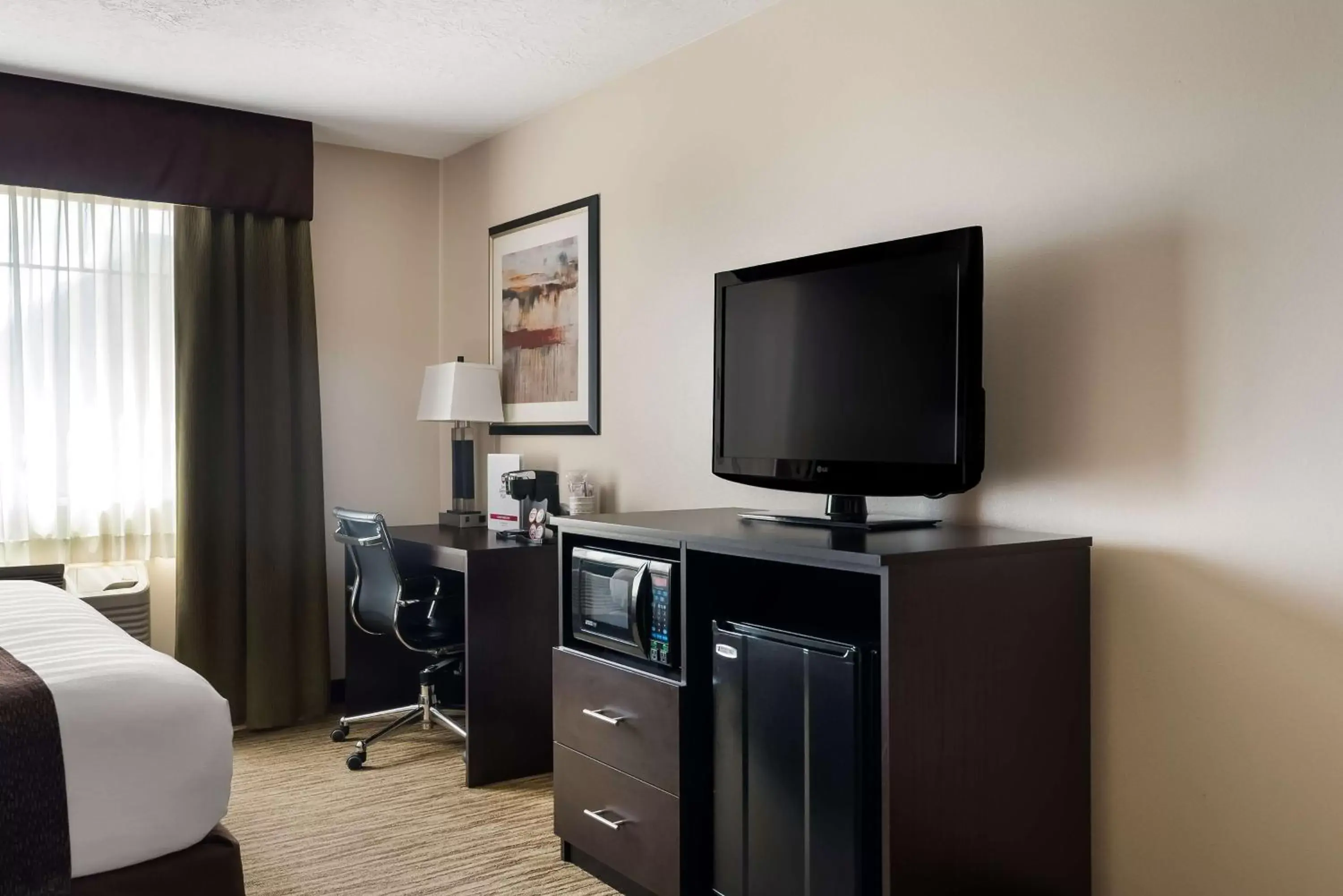 Bedroom, TV/Entertainment Center in Best Western Plus Landmark Hotel