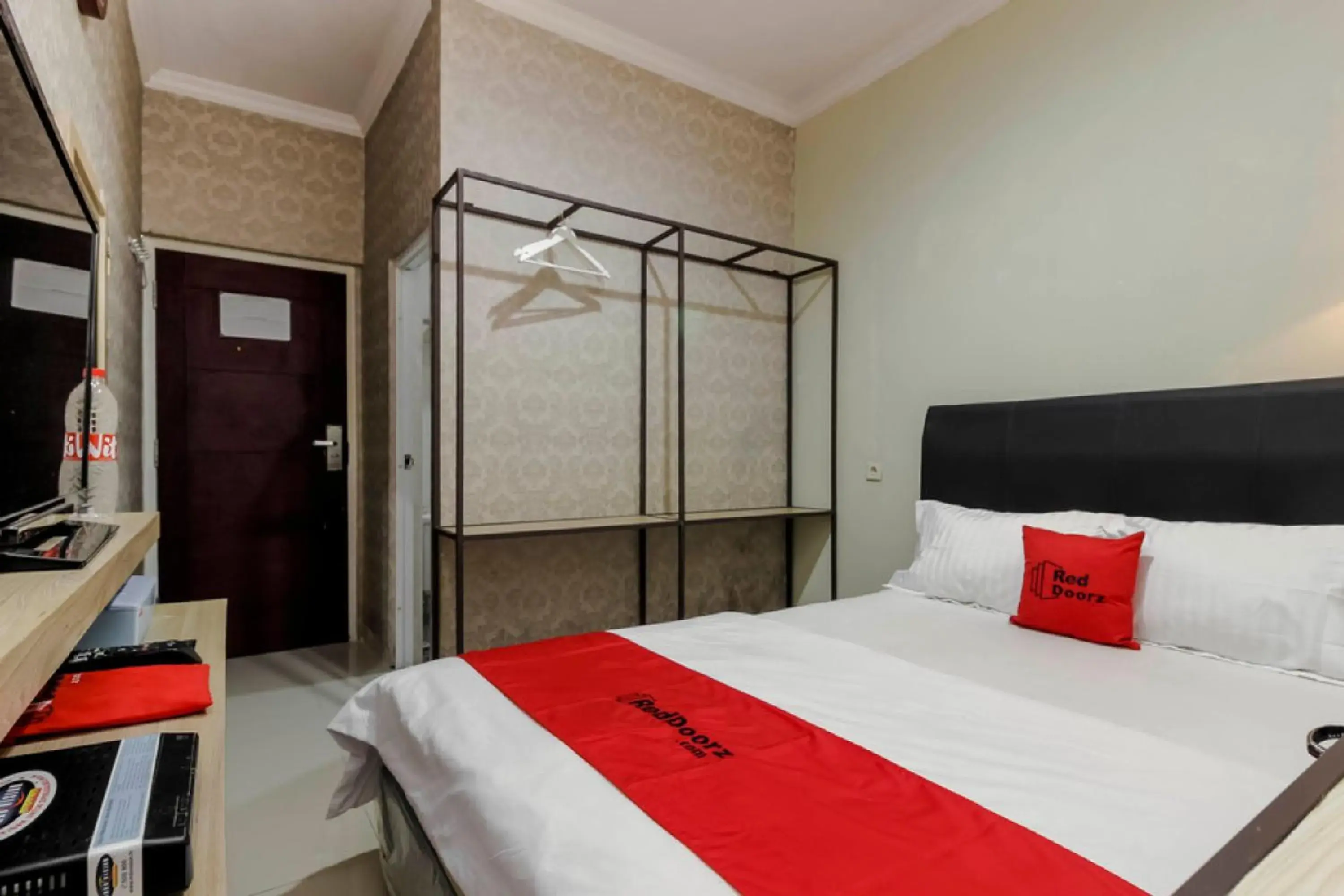 Bedroom, Bed in RedDoorz Plus near Lippo Cikarang Mall Bedroom, Bed in RedDoorz Plus near Lippo Cikarang Mall