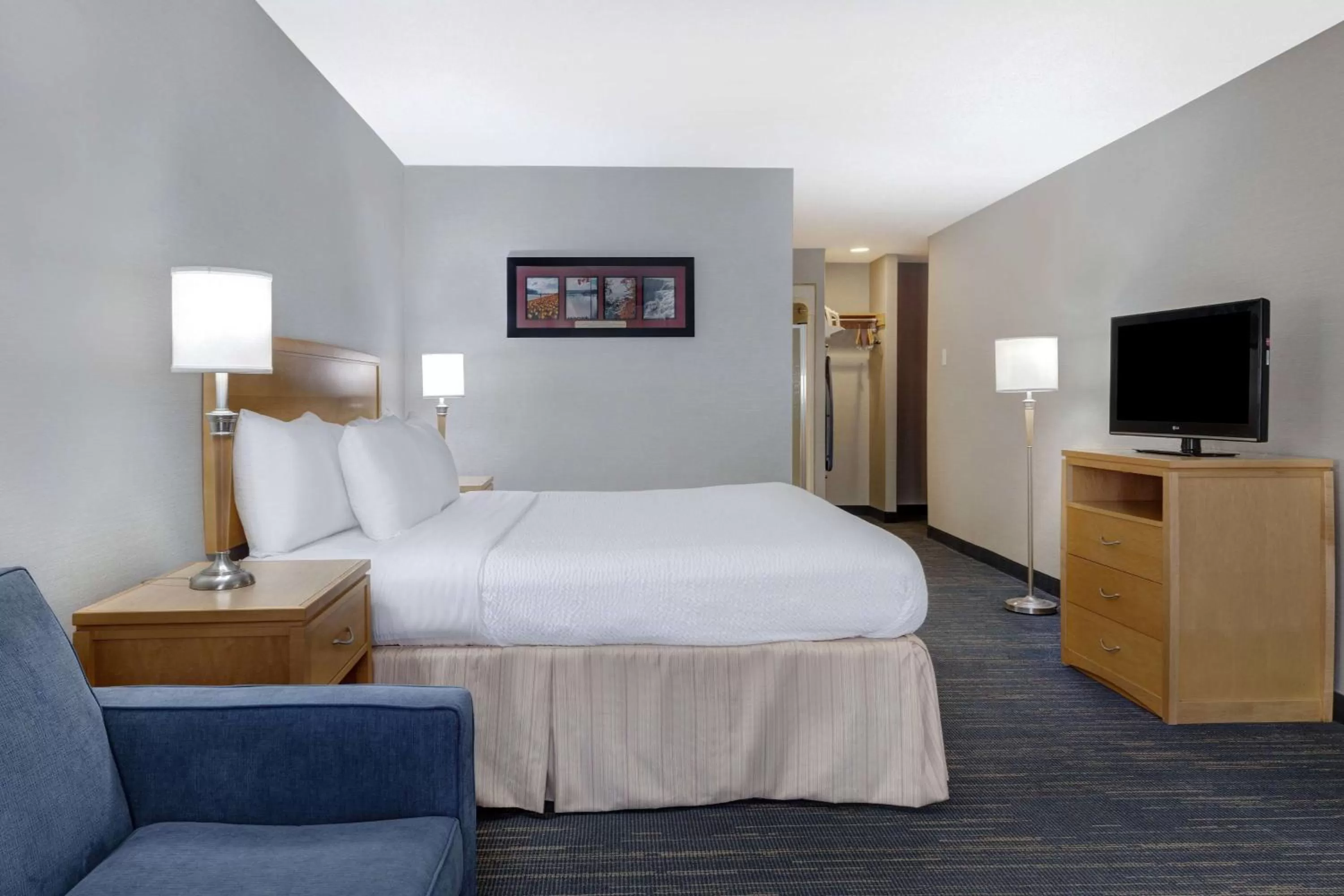 Photo of the whole room, Bed in Days Inn by Wyndham Niagara Falls Near The Falls