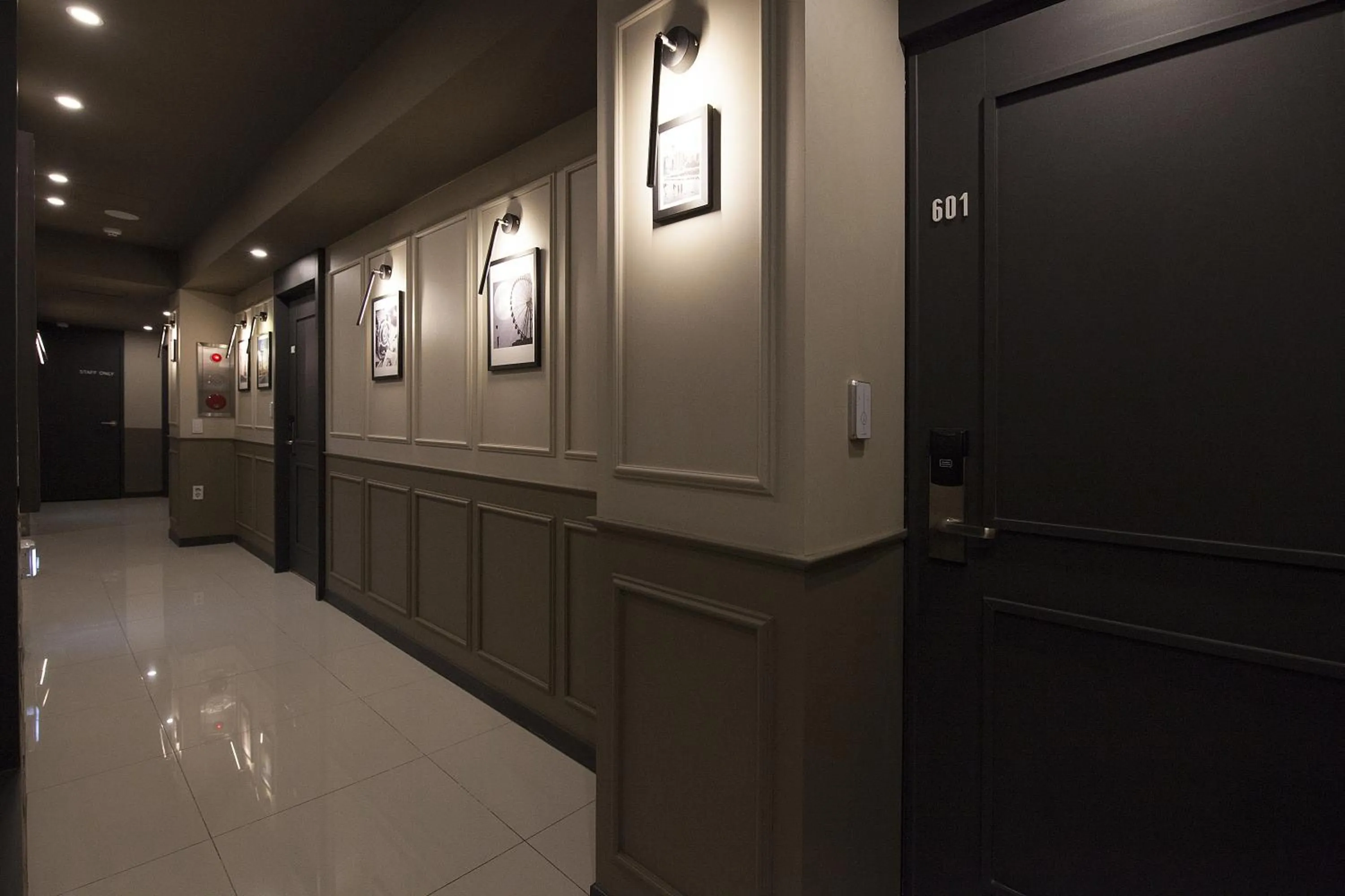 Photo of the whole room in Hotel Gray