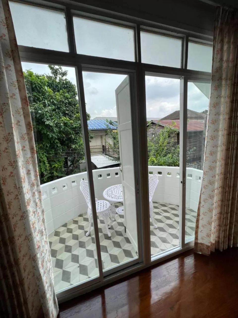 Balcony/Terrace in RoomQuest Rim Praya Dinsor Road