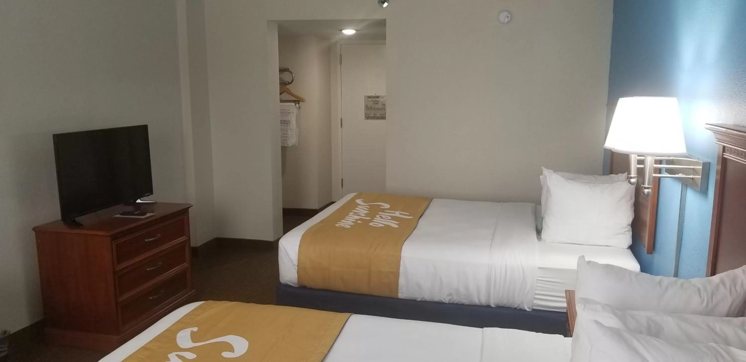 Bed in Days Inn & Suites by Wyndham Tallahassee Conf Center I-10