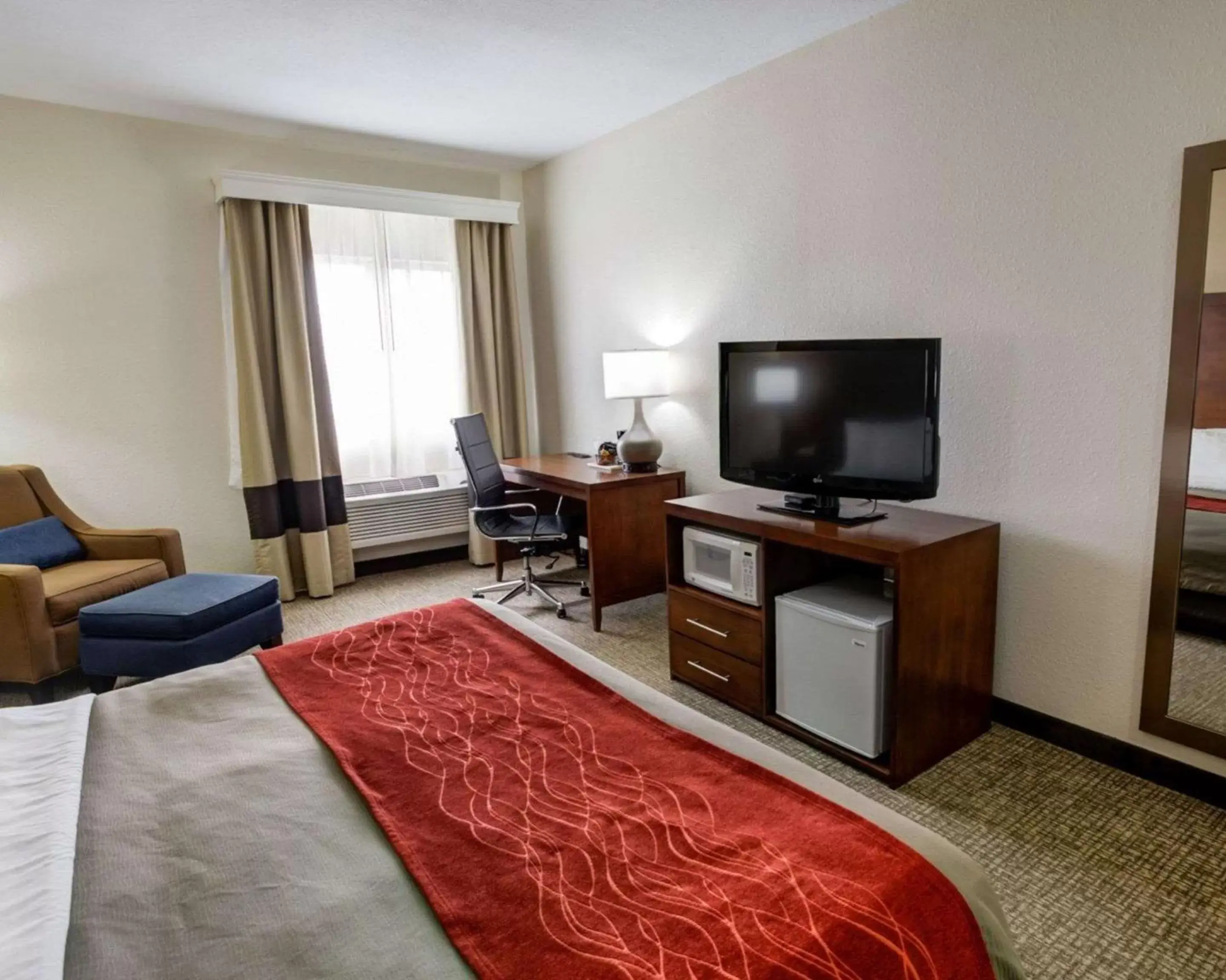 Photo of the whole room, TV/Entertainment Center in Comfort Inn Kearney - Liberty