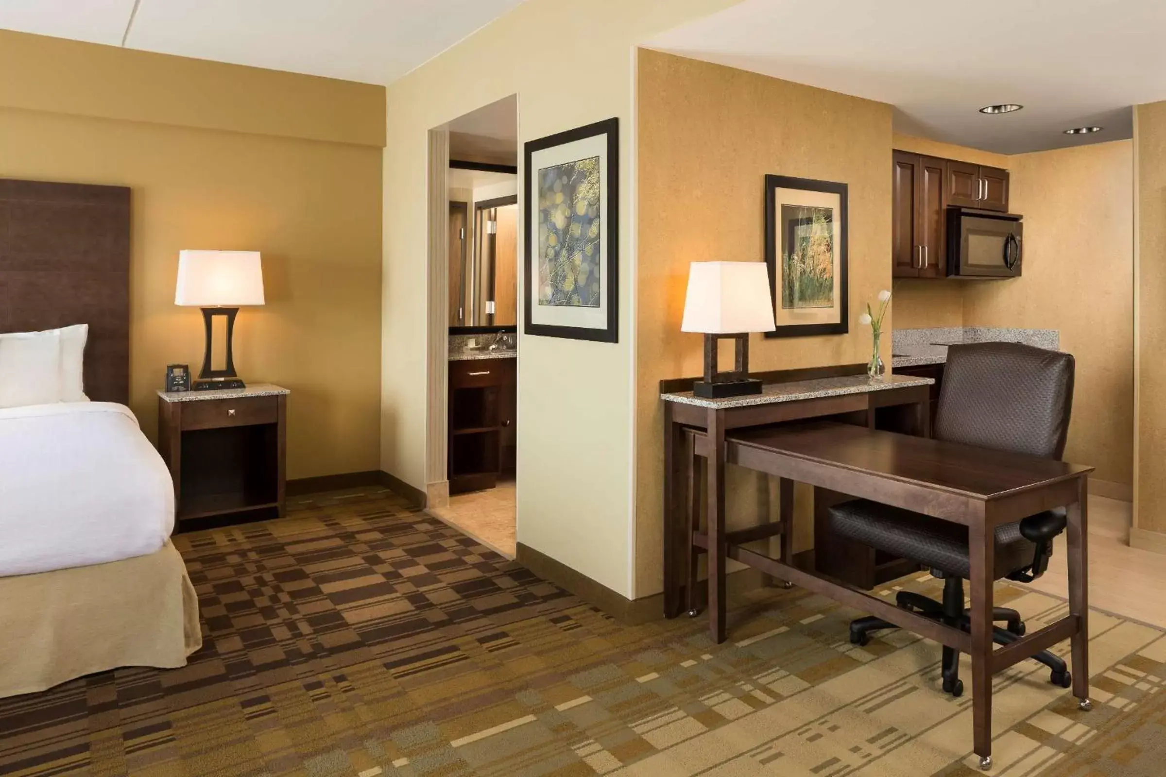 Bedroom, Seating Area in Homewood Suites by Hilton Coralville - Iowa River Landing