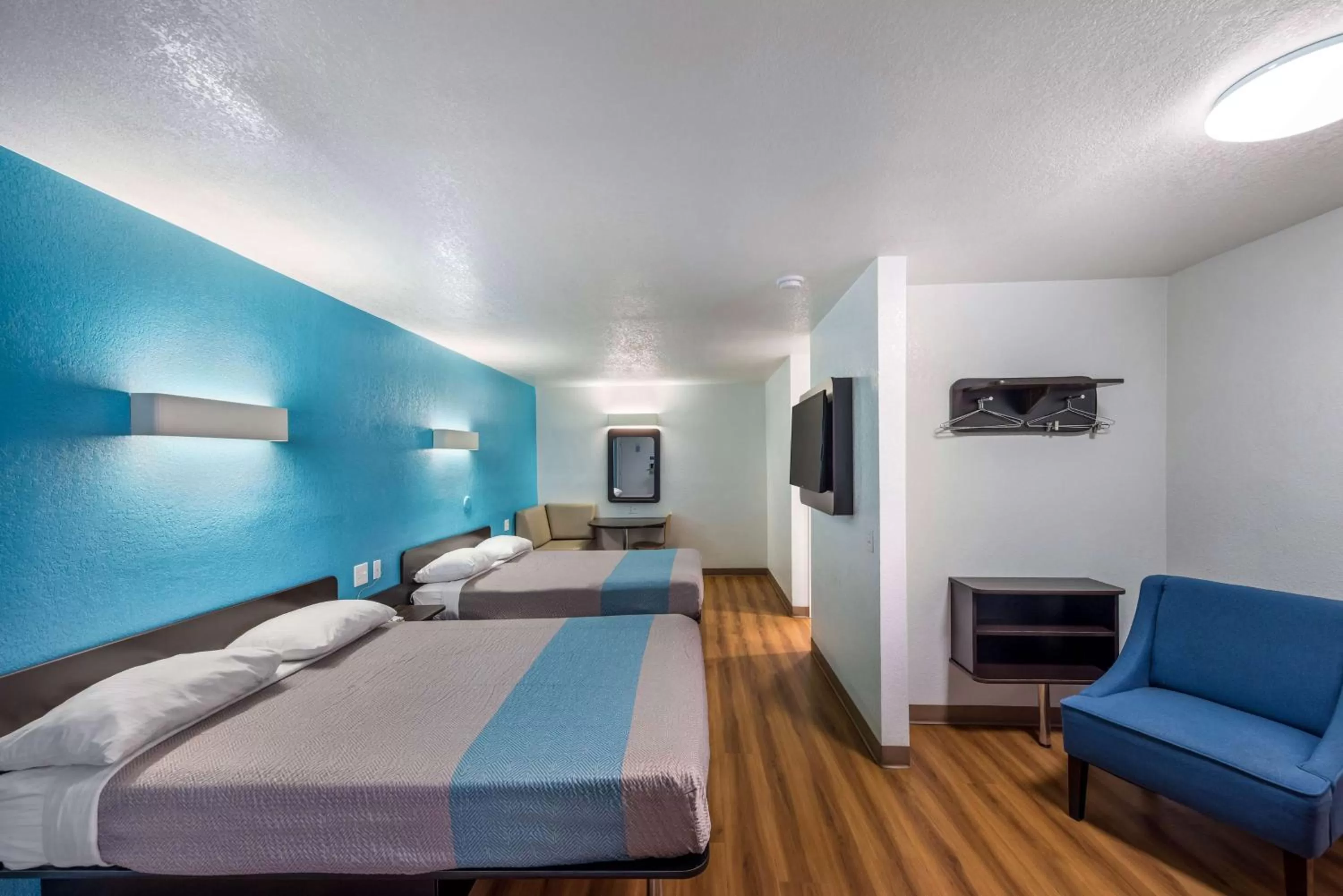 Photo of the whole room, Bed in Motel 6-Irving, TX - Irving DFW Airport East