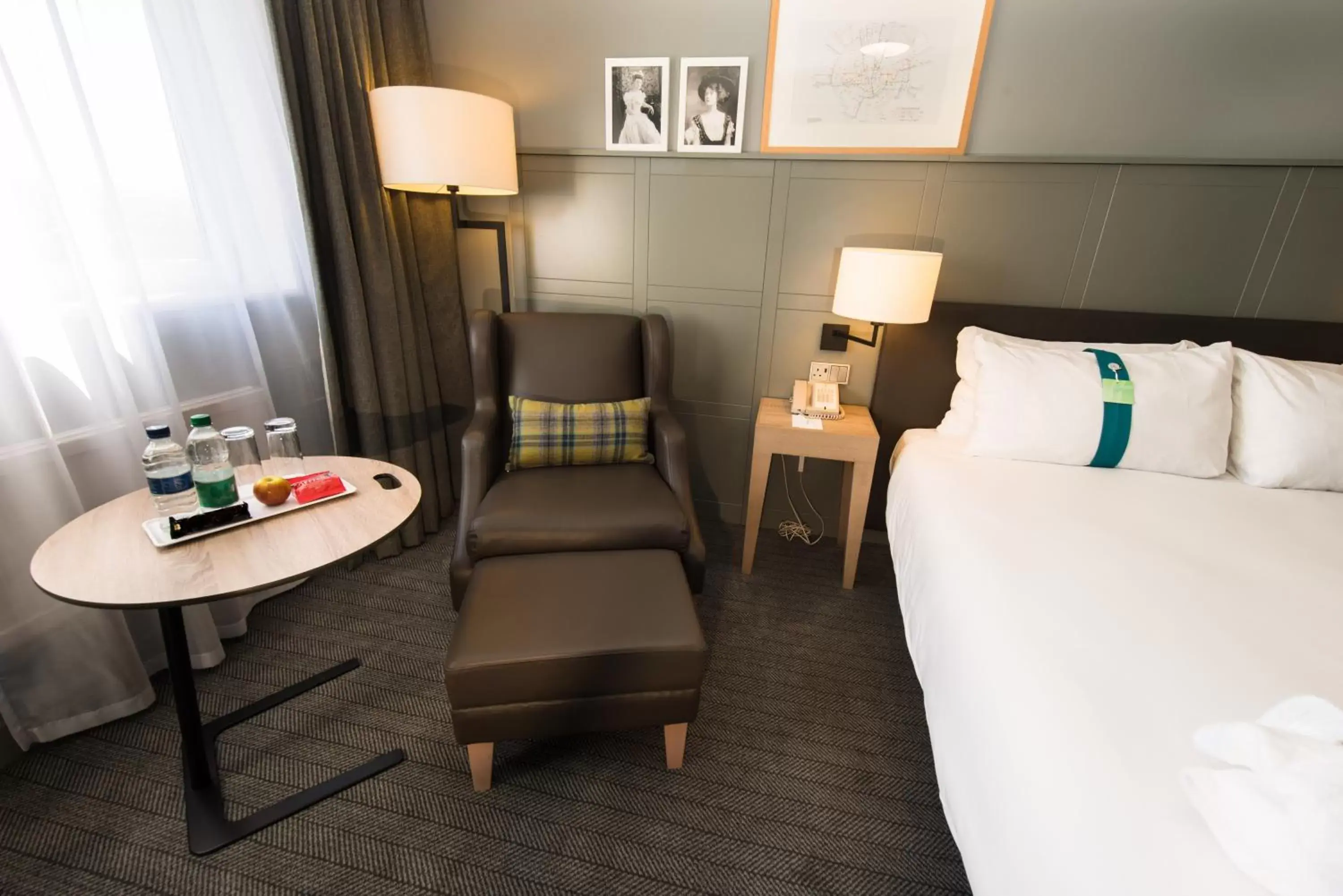 Bed in Holiday Inn Edinburgh Zoo, an IHG Hotel