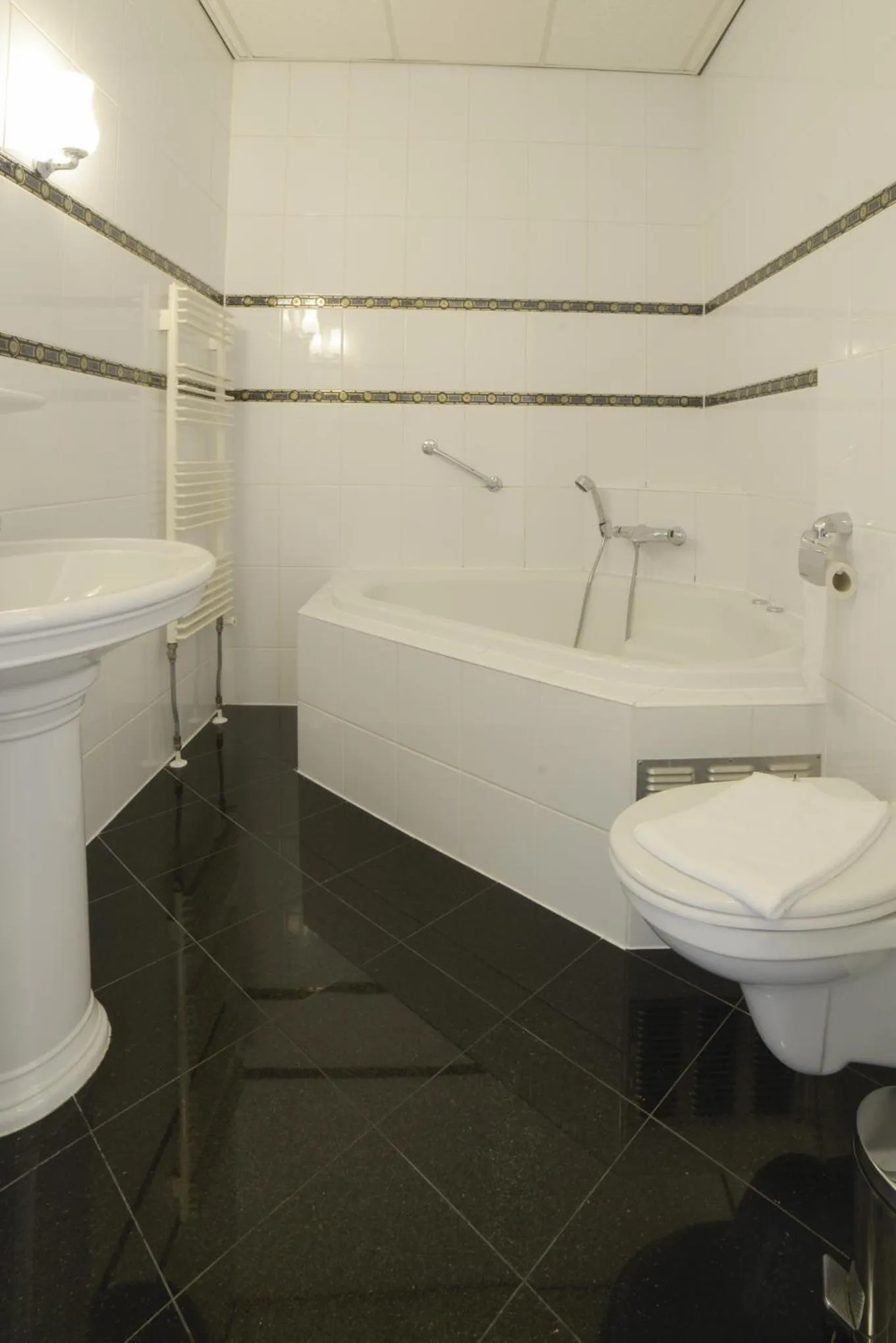 Superior Triple Room in Hotel Zwanenburg Amsterdam Airport