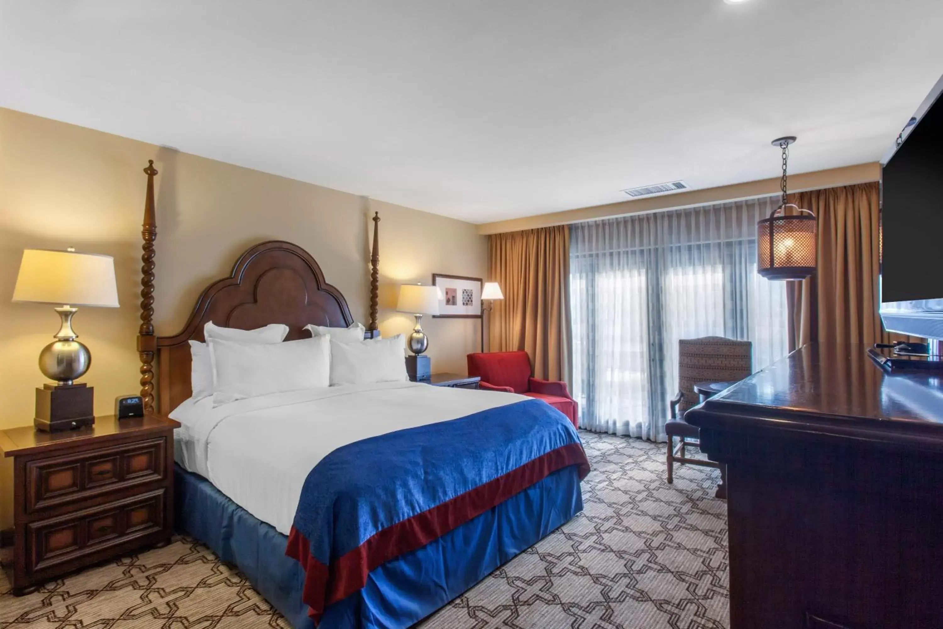 ADA Resort View Room - 1 King Bed Roll In Shower in Omni Scottsdale Resort & Spa at Montelucia