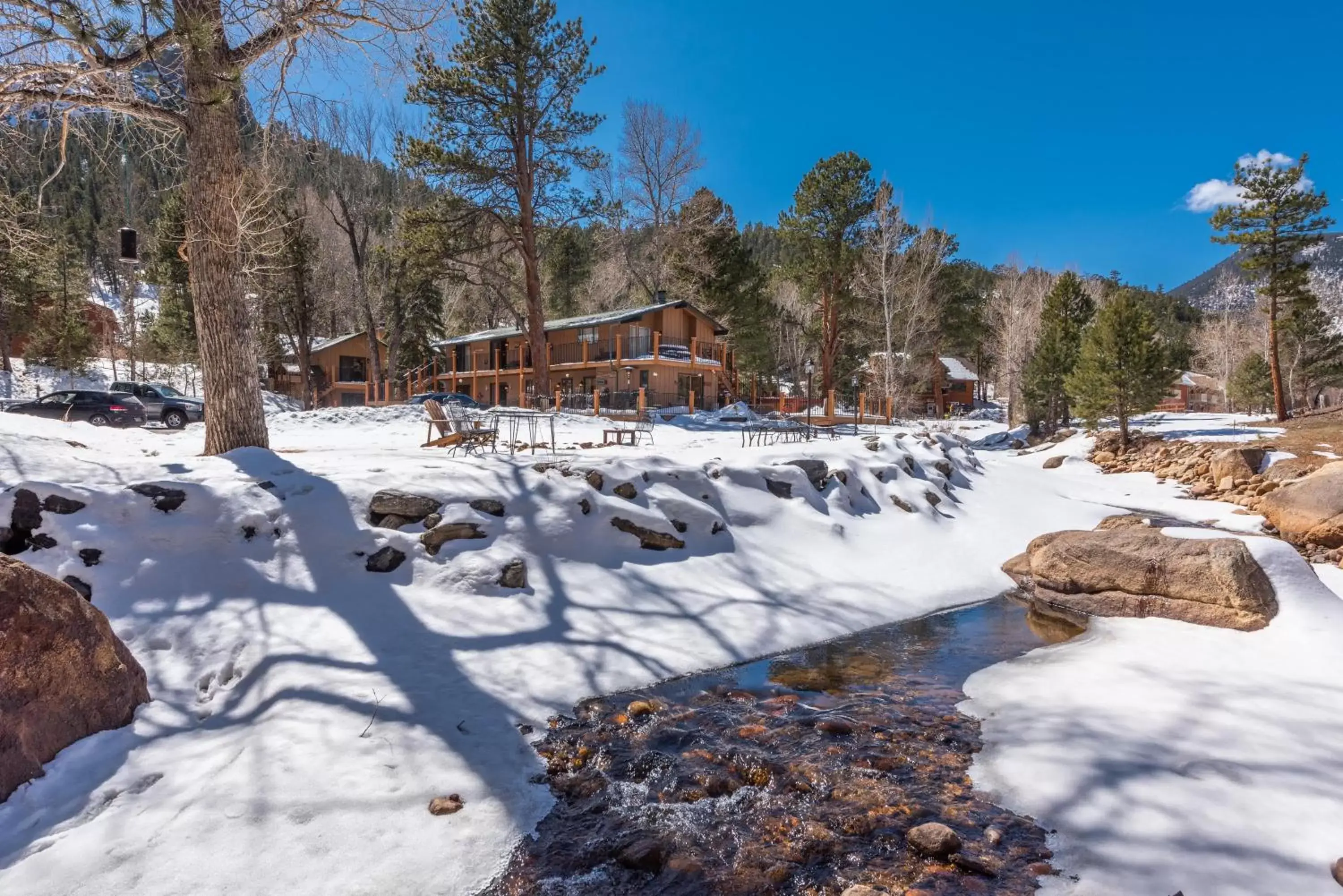 4 Seasons Inn on Fall River 4 Seasons Inn on Fall River