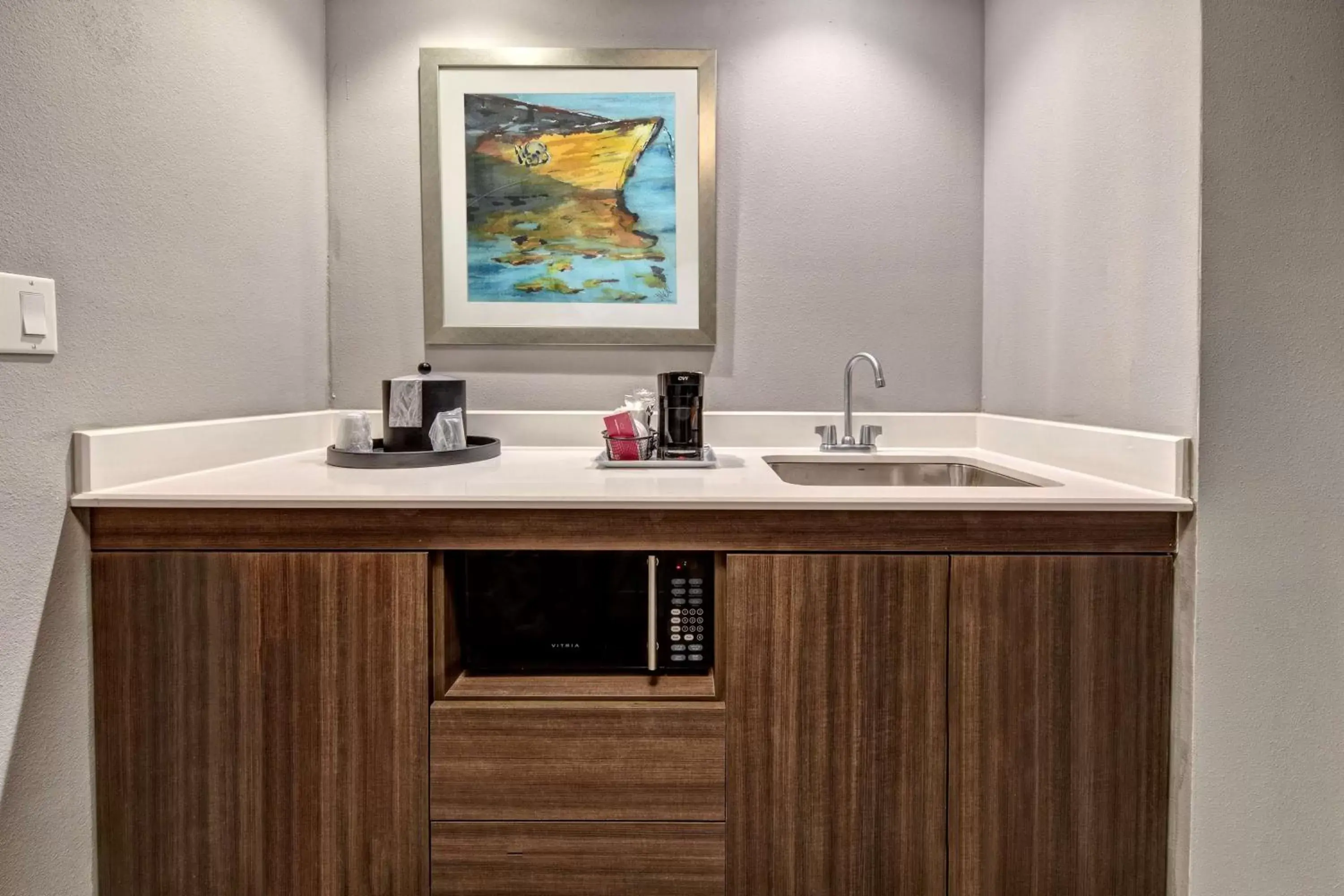 Bathroom, Kitchen/Kitchenette in Hampton Inn & Suites San Jose Airport