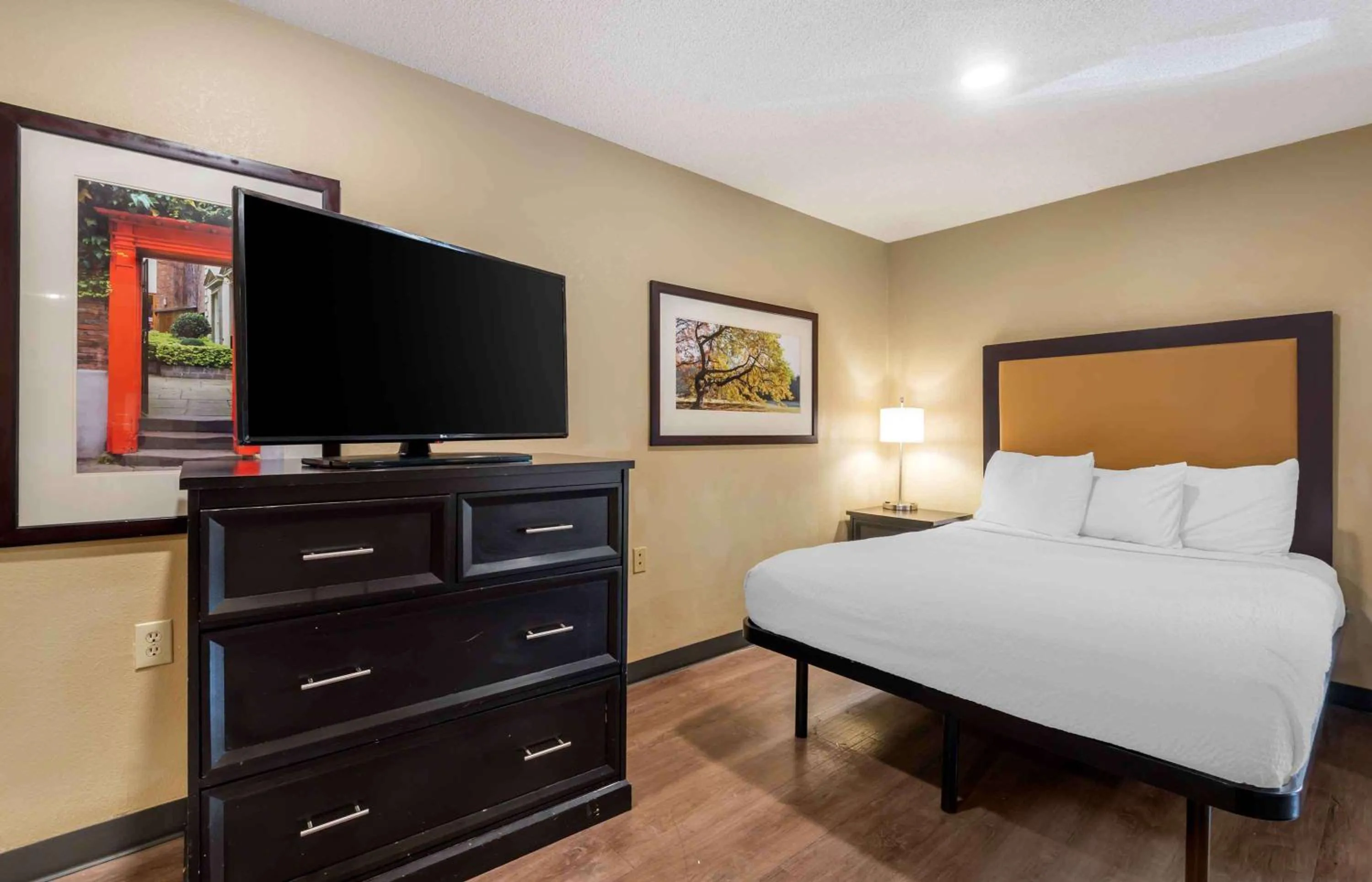 Bedroom, Bed in Studio 6 Suites Charlotte, NC - Tyvola Rd-Executive Park
