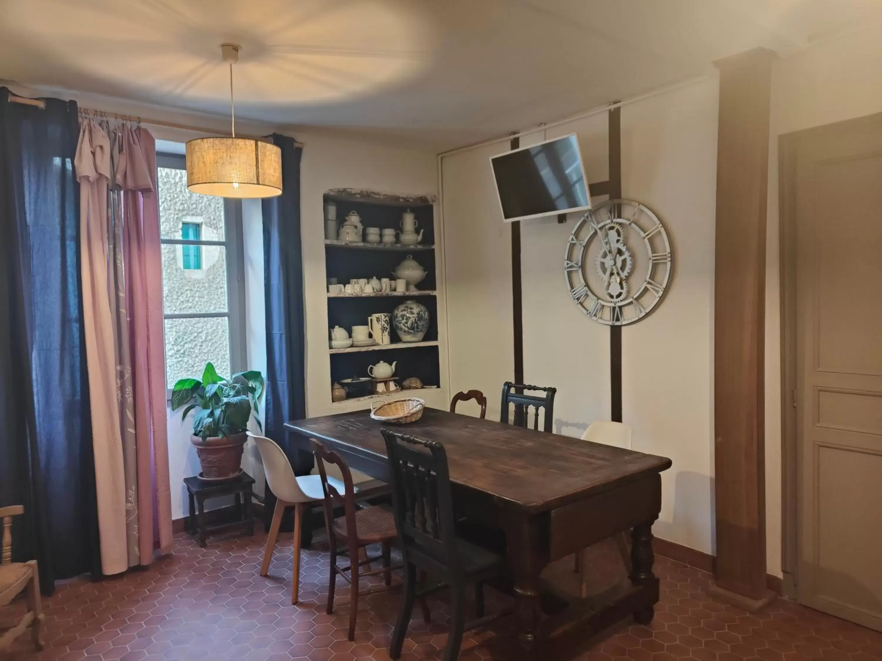 Living room, Dining Area in Le Chat Botté Chambres et Table d'hôte sur réservation