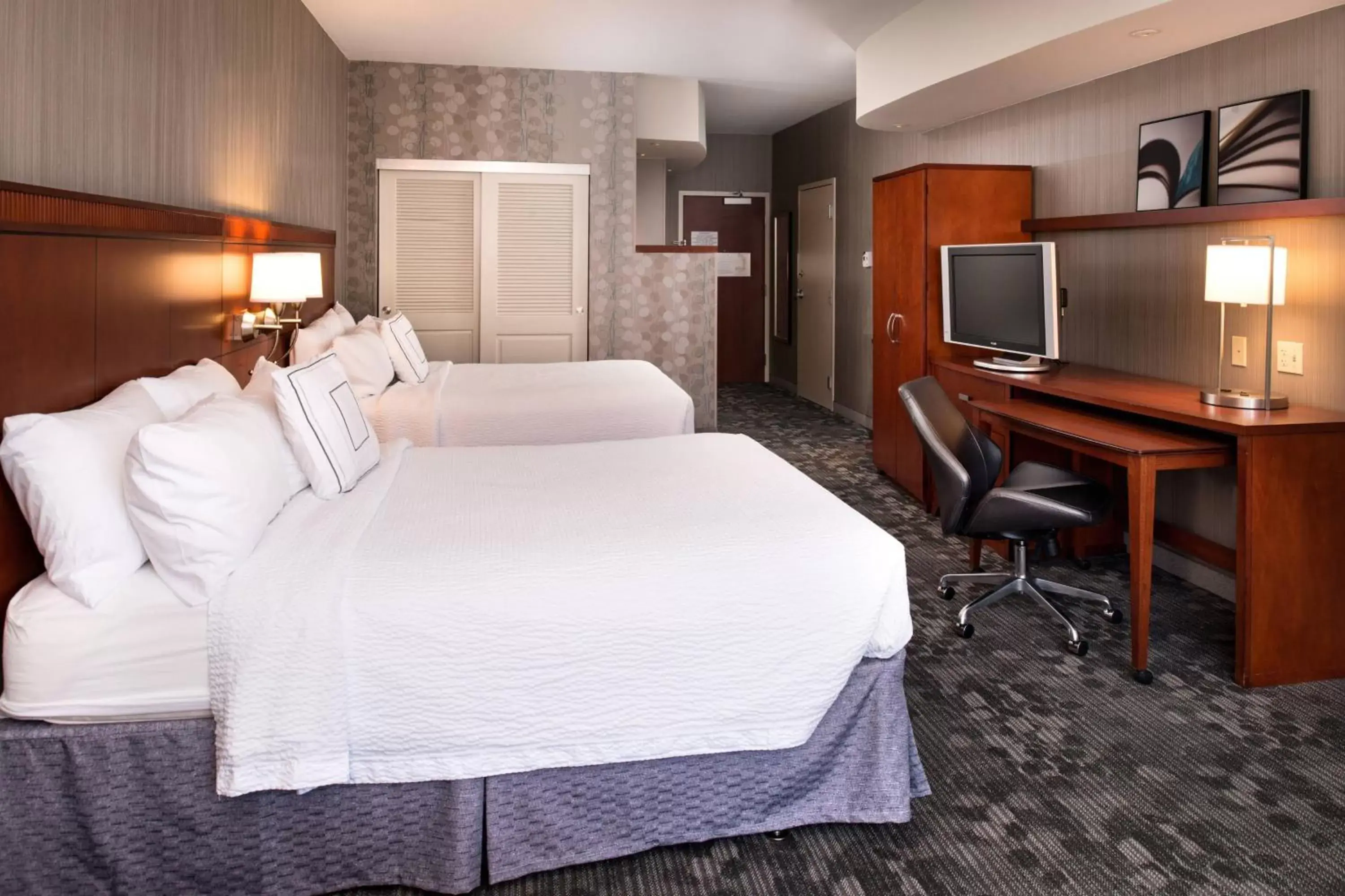 Photo of the whole room, Bed in Courtyard by Marriott San Luis Obispo