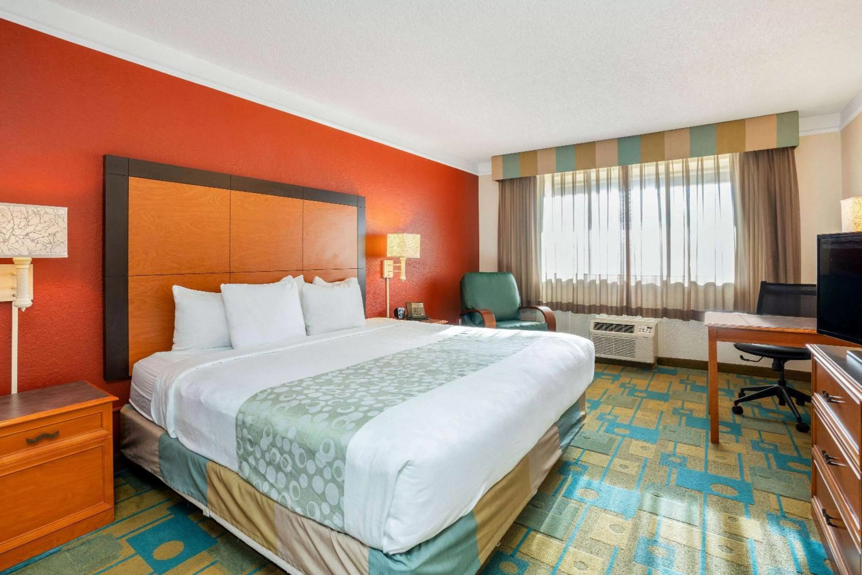 Photo of the whole room, Bed in La Quinta by Wyndham Seattle Sea-Tac Airport