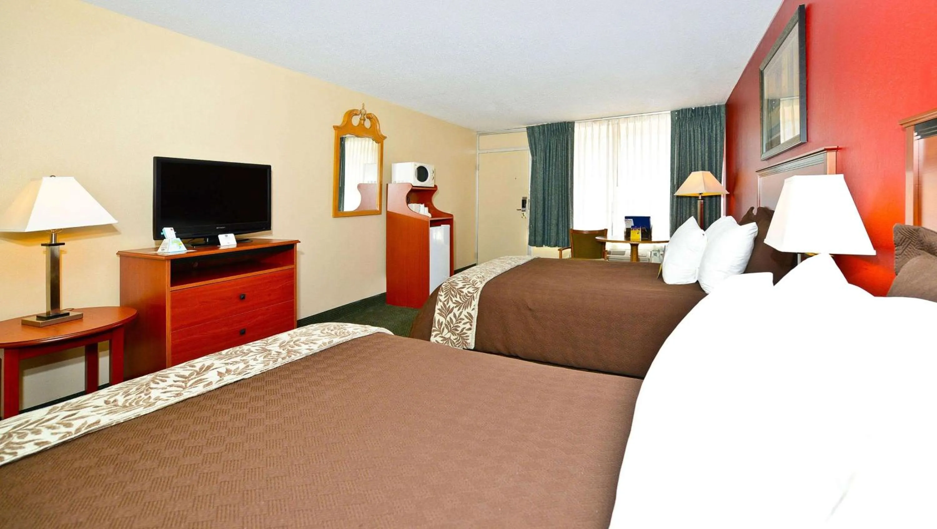Photo of the whole room, Bed in Magnuson Hotel Mountain View