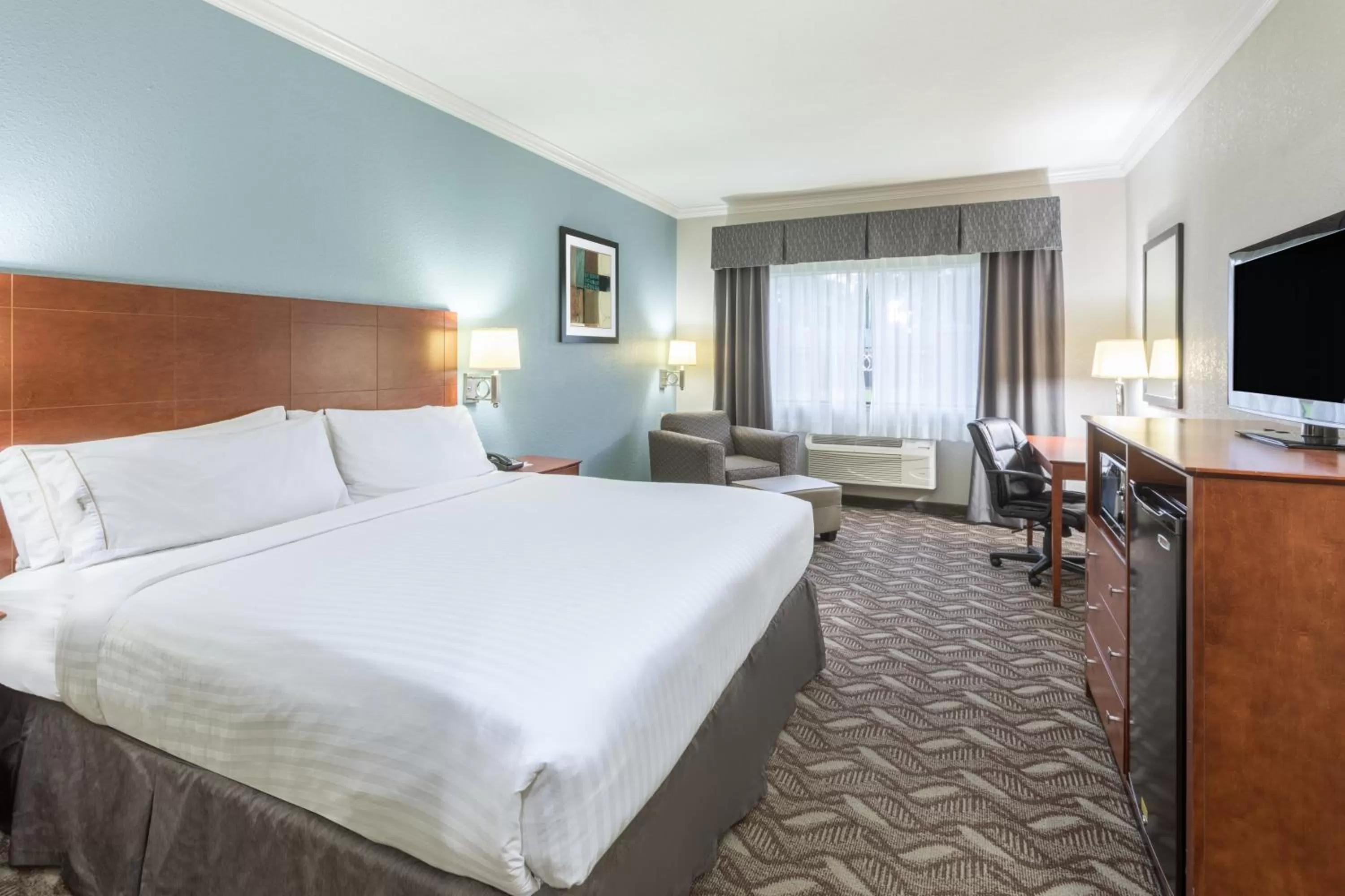 Photo of the whole room, Bed in Holiday Inn Express Hotel and Suites Lake Charles by IHG