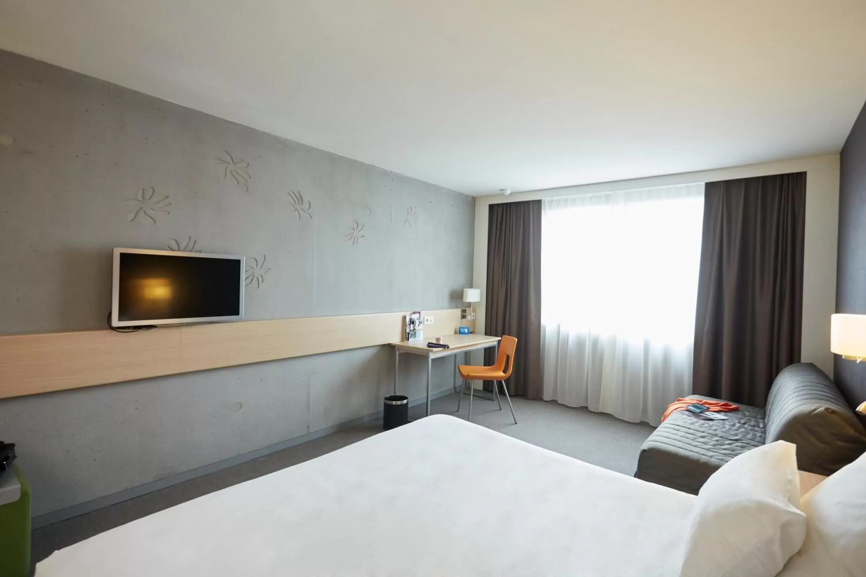 Bedroom, TV/Entertainment Center in Mercure Valenciennes Centre