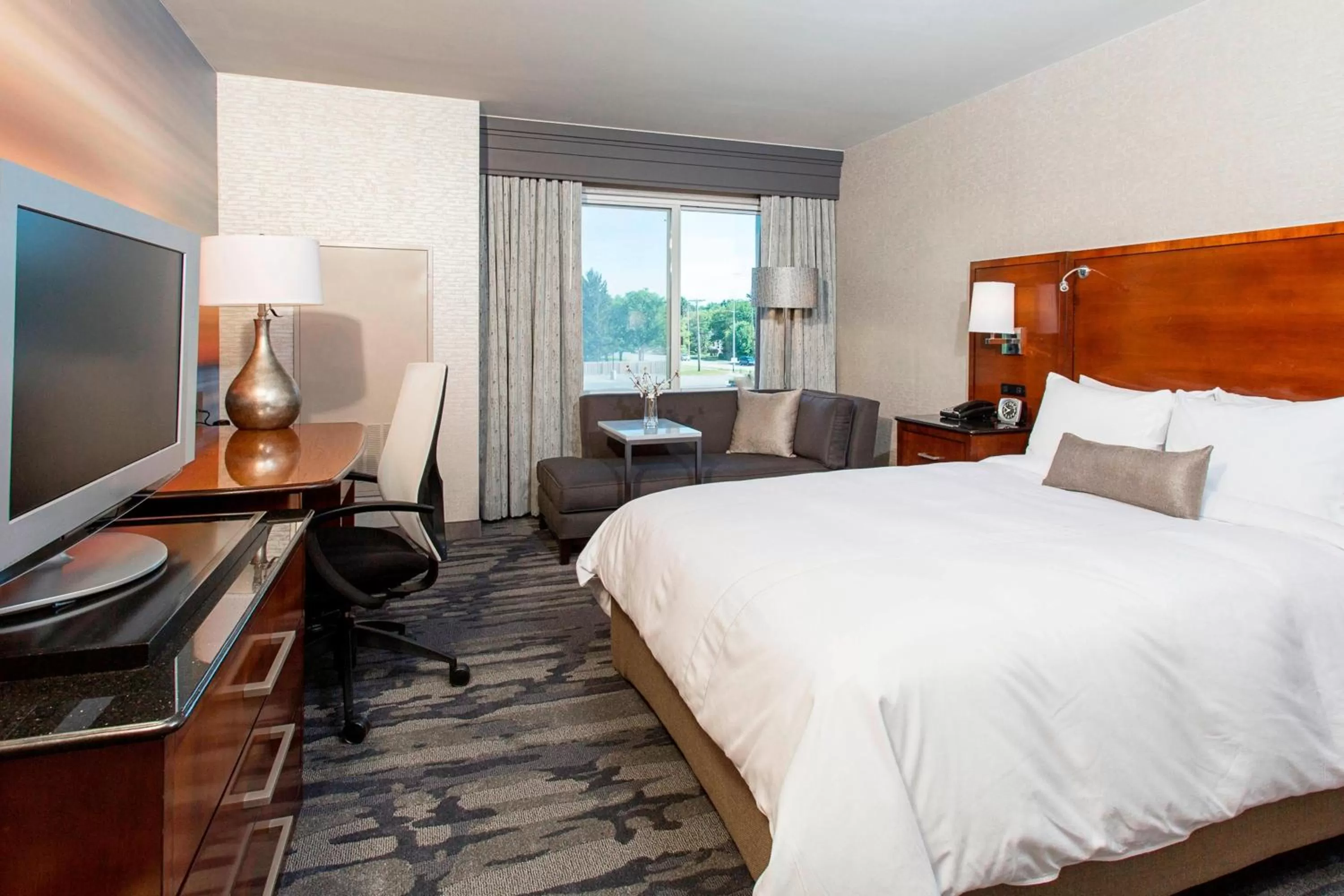 Photo of the whole room, Bed in Rochester Airport Marriott