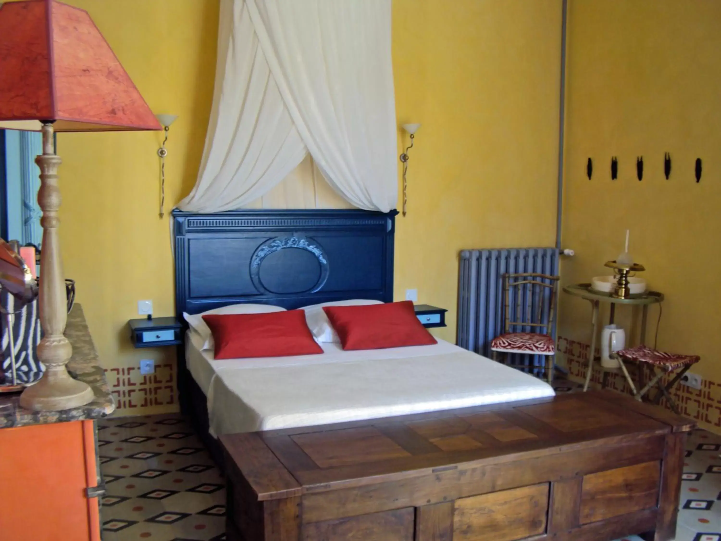 Photo of the whole room, Bed in Les Chambres des Dames