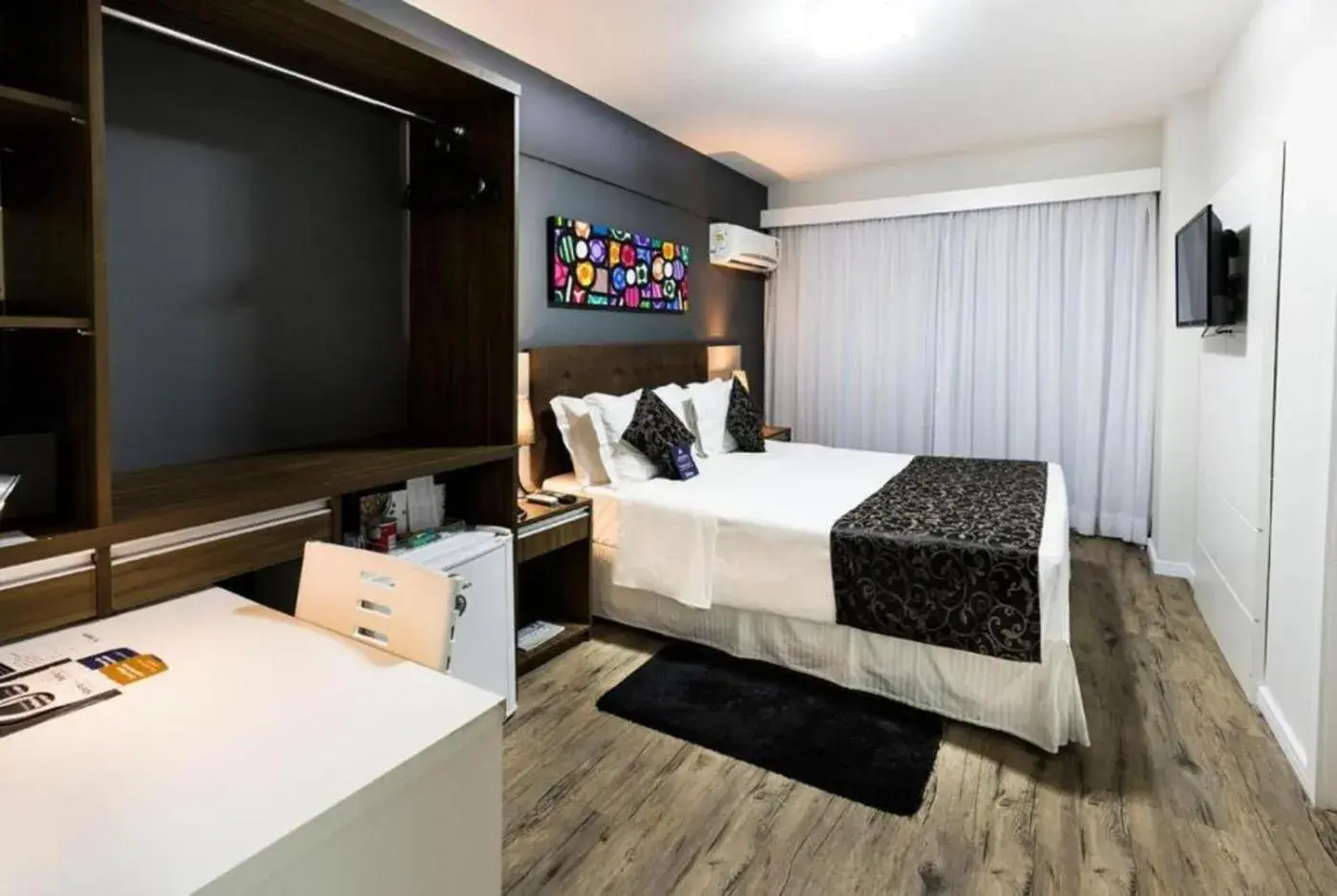 Bed, TV/Entertainment Center in Sibara Flat Hotel & Convencoes