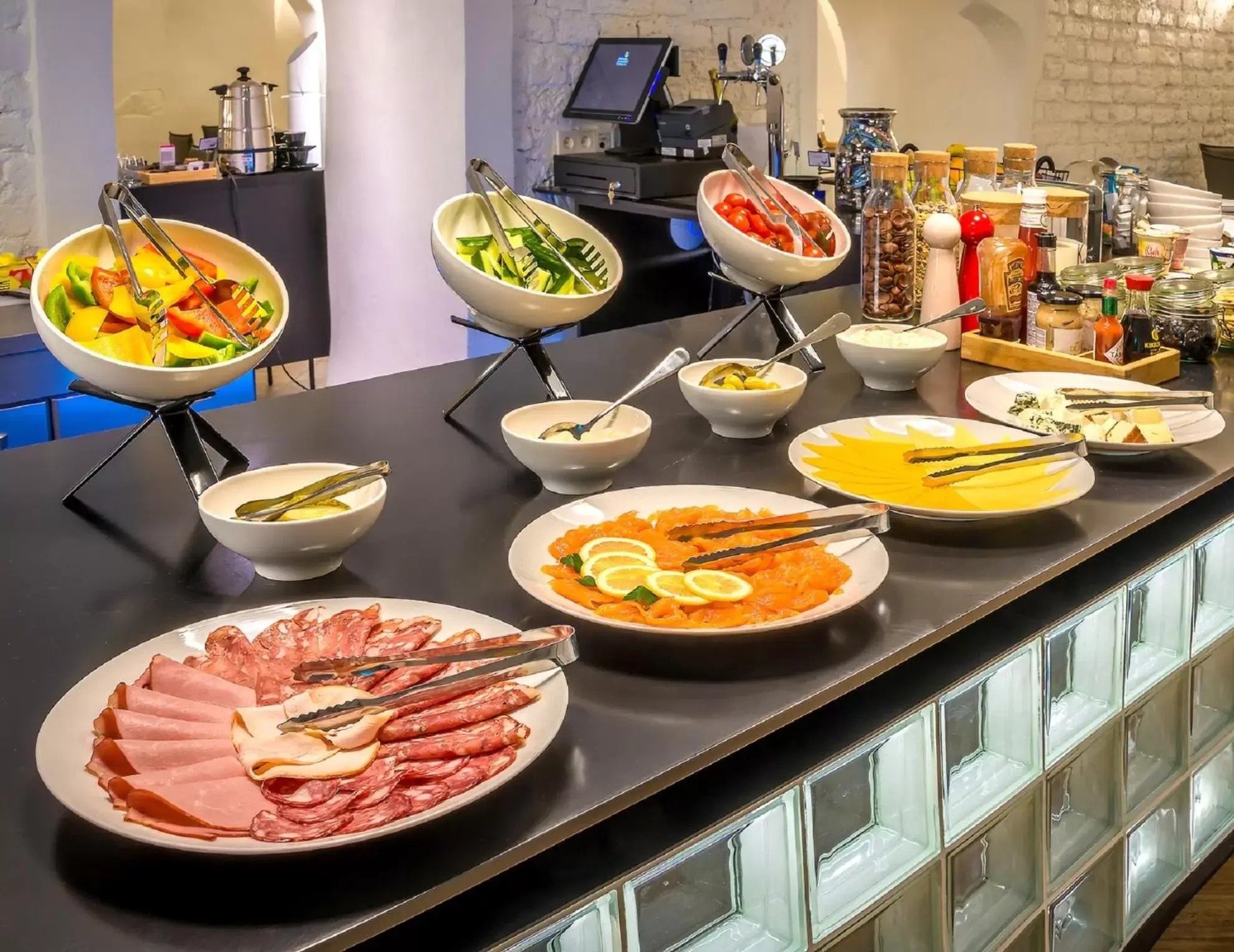 Continental breakfast, Food in Artagonist Art Hotel