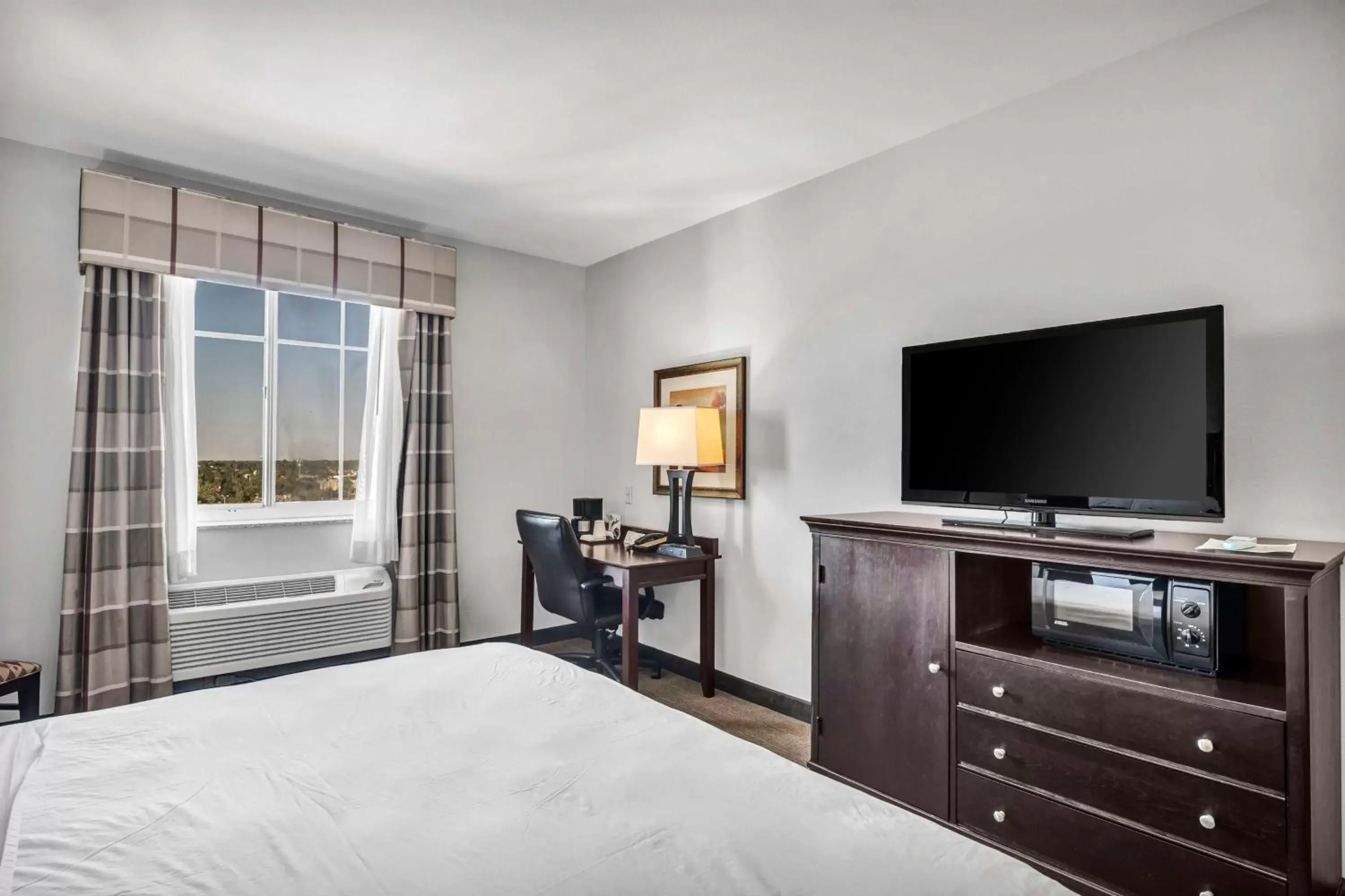 Bedroom, Bed in Country Inn & Suites by Radisson, Oklahoma City at Northwest Expressway, OK