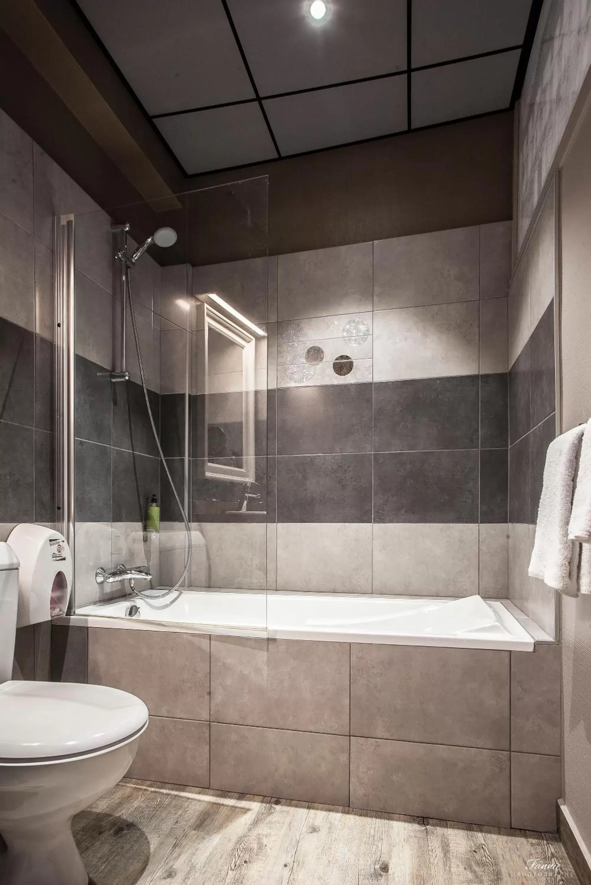 Toilet, Bathroom in Hotel Des Lices