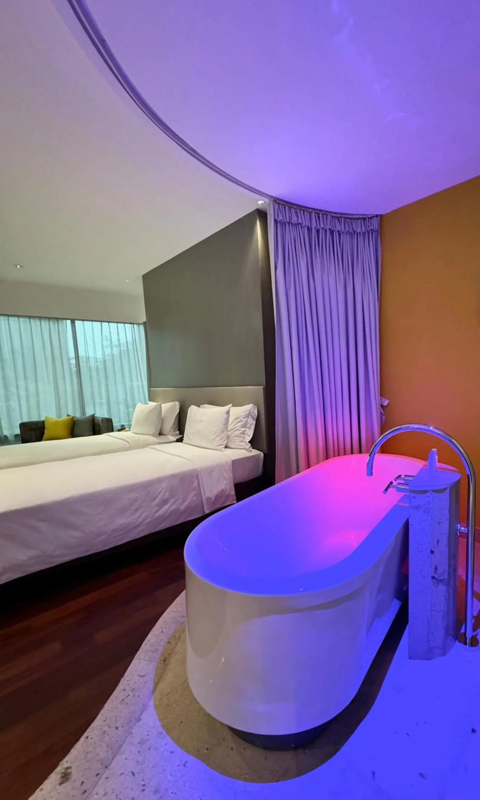 Bath, Bed in LiT BANGKOK Hotel