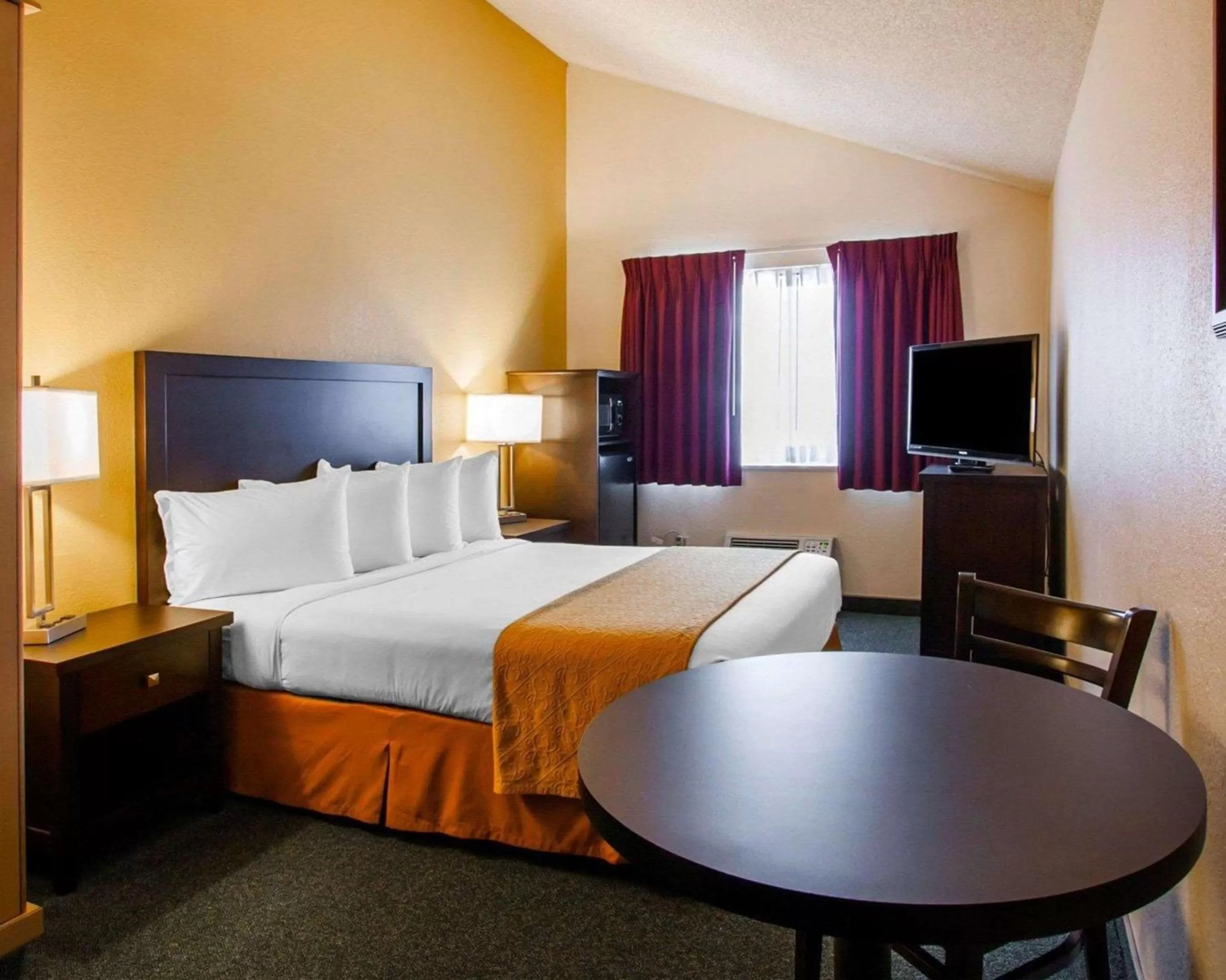 Photo of the whole room, Bed in Quality Inn & Suites Springfield - Eugene North