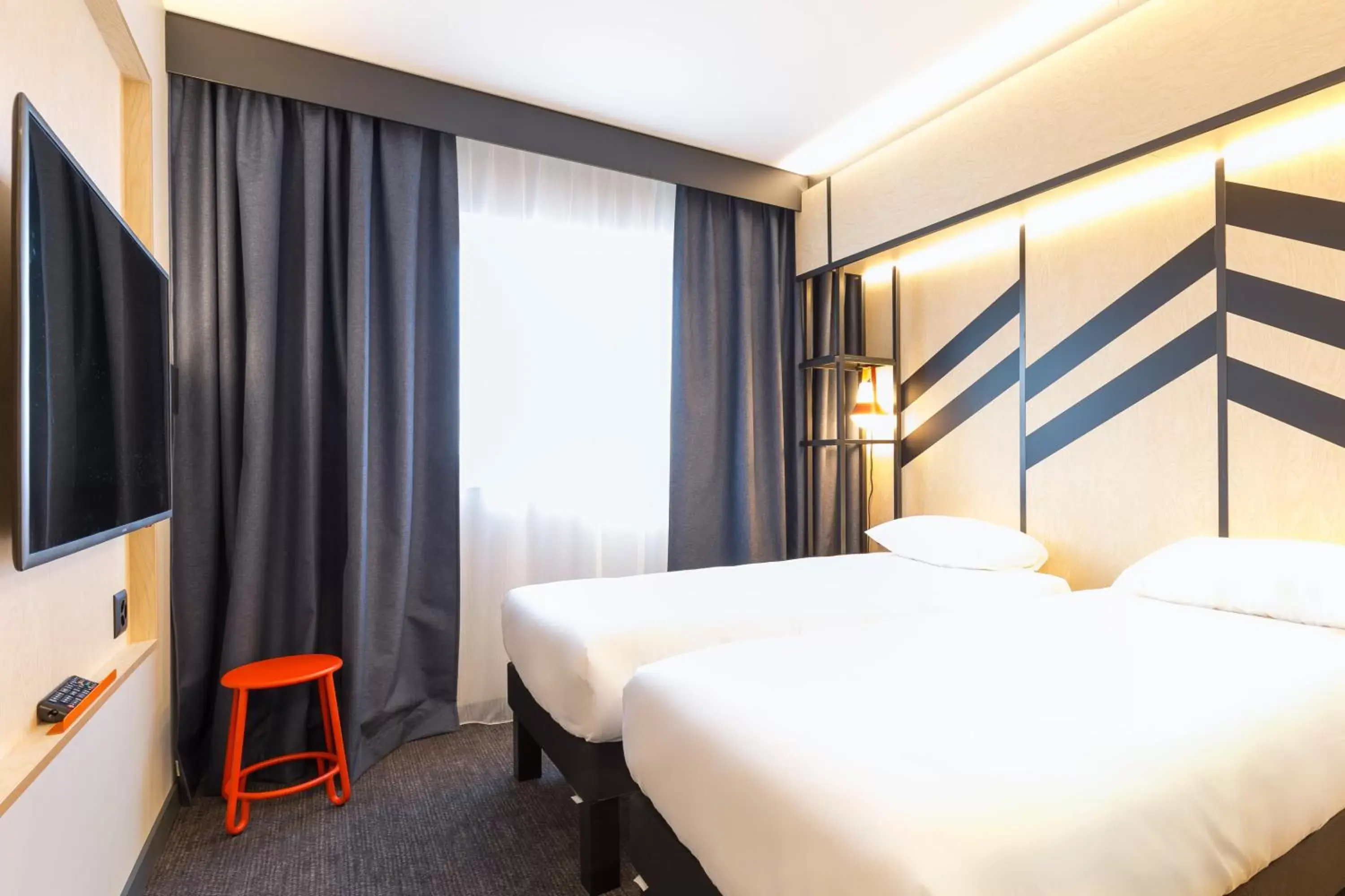Photo of the whole room, Bed in ibis Styles Geneve Palexpo Aeroport