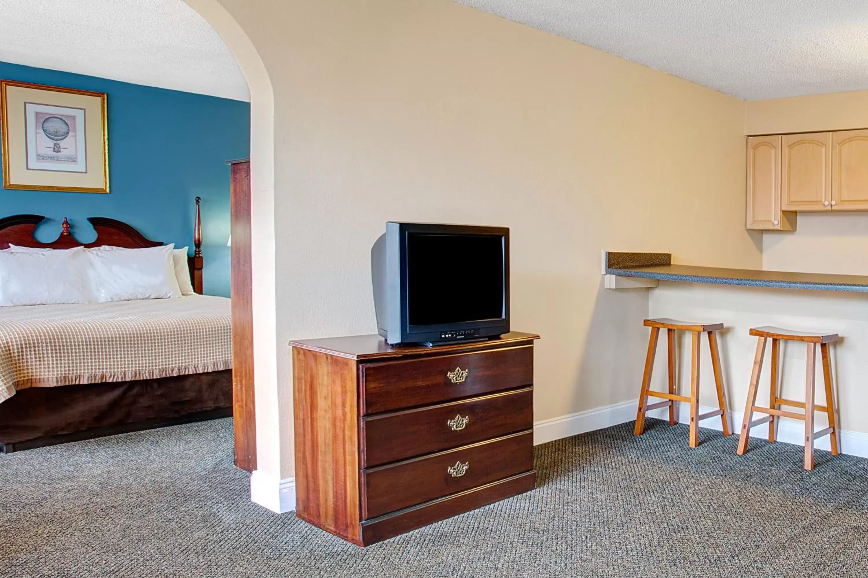 Communal lounge/ TV room, TV/Entertainment Center in Super 8 by Wyndham Norfolk/Chesapeake Bay