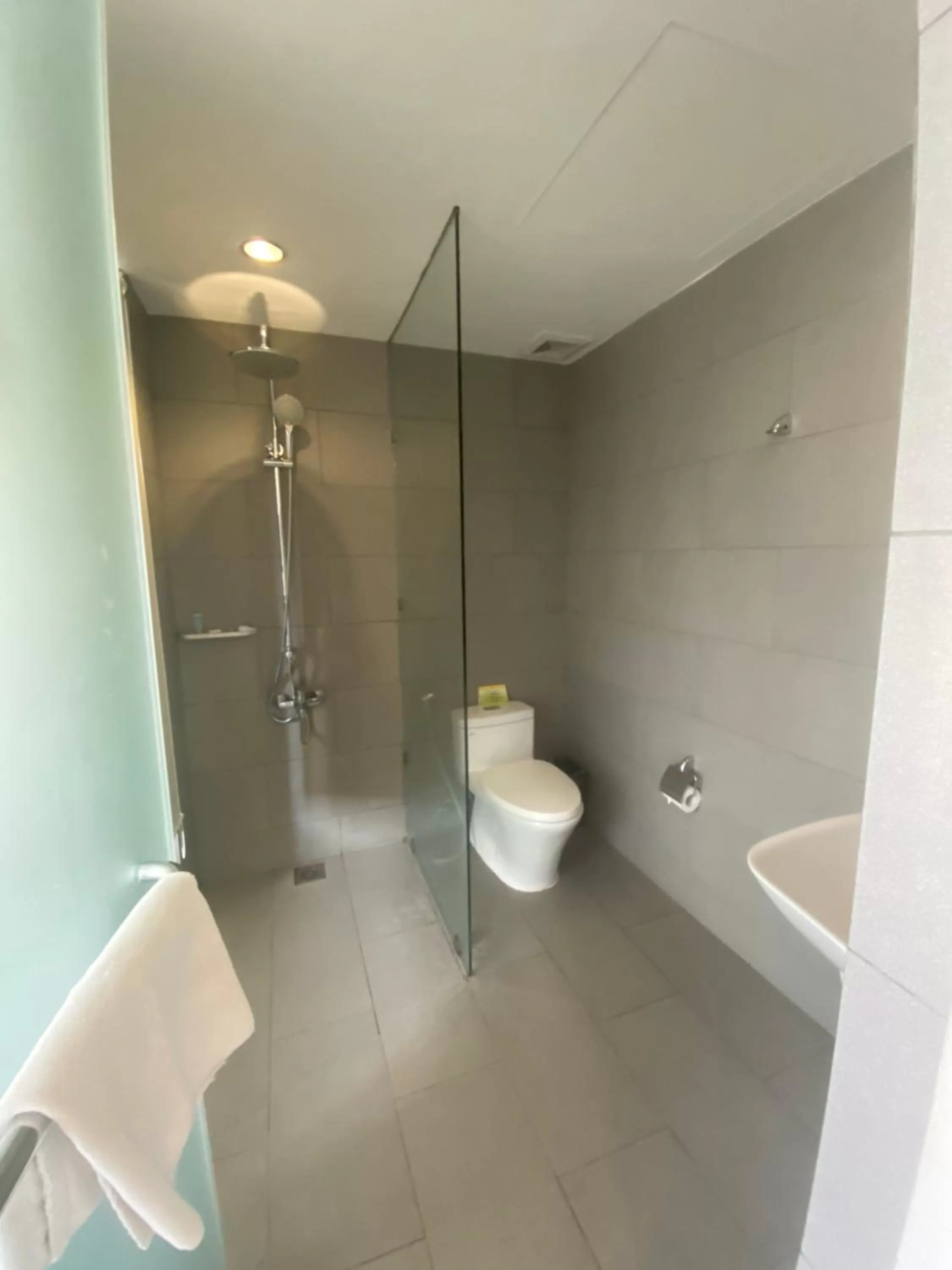 Shower in Liberty Hotel Saigon Greenview