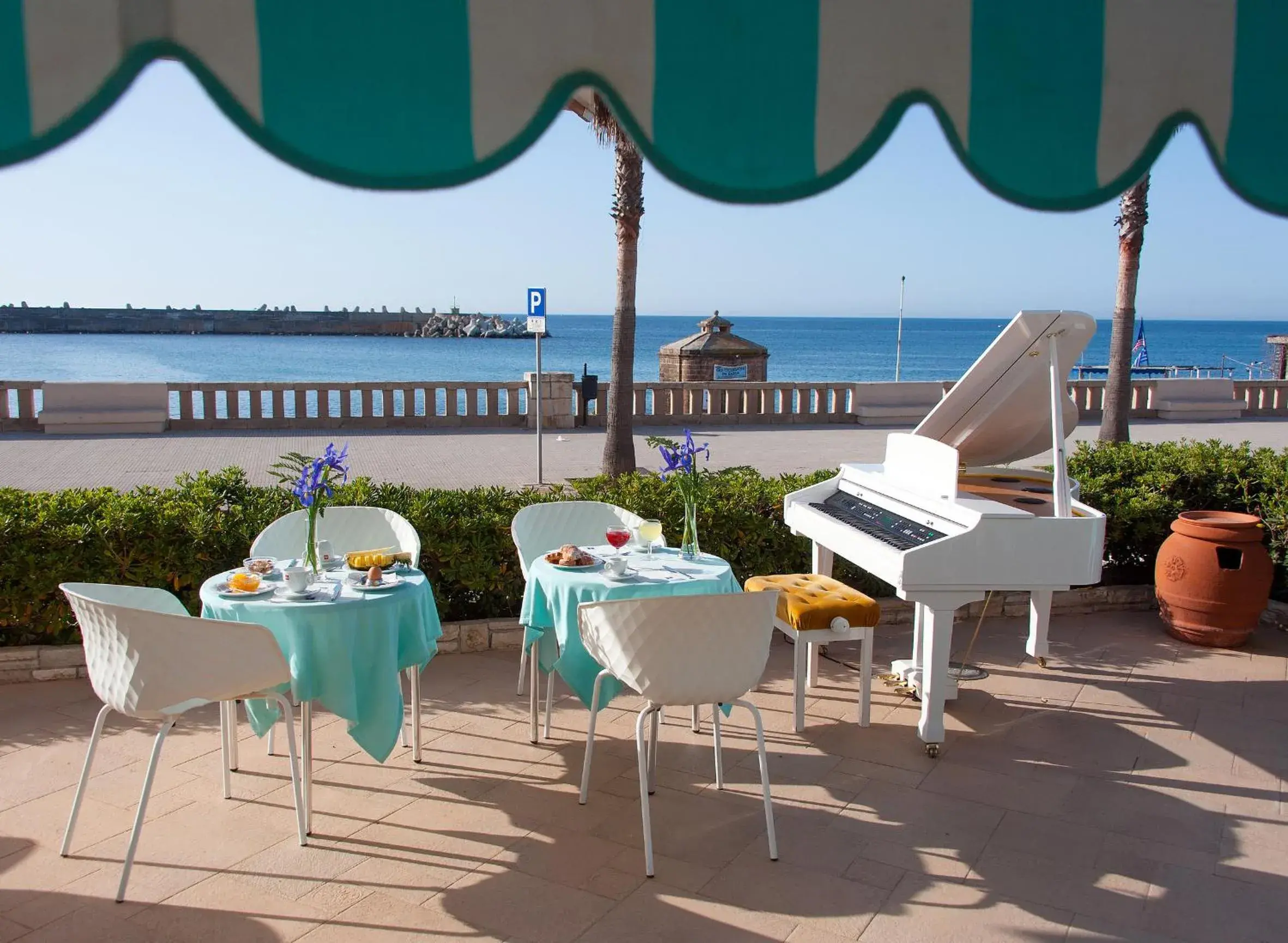 Balcony/Terrace, Restaurant/Places to Eat in Hotel Terminal - Caroli Hotels