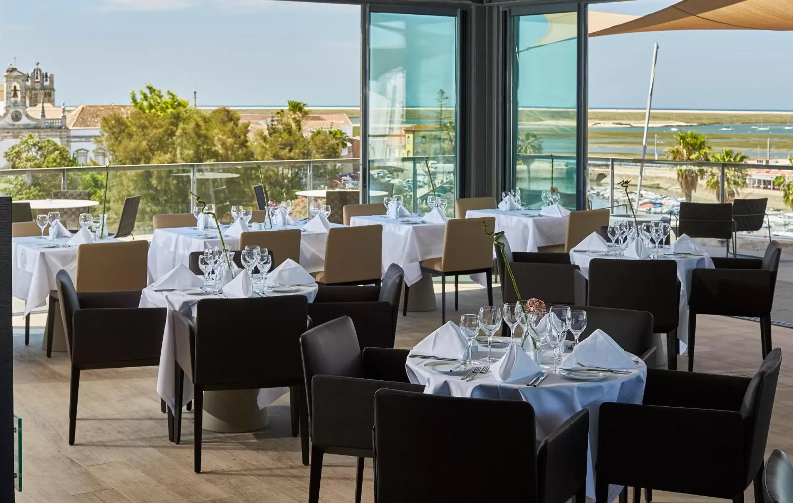 Restaurant/Places to Eat in Hotel Faro & Beach Club